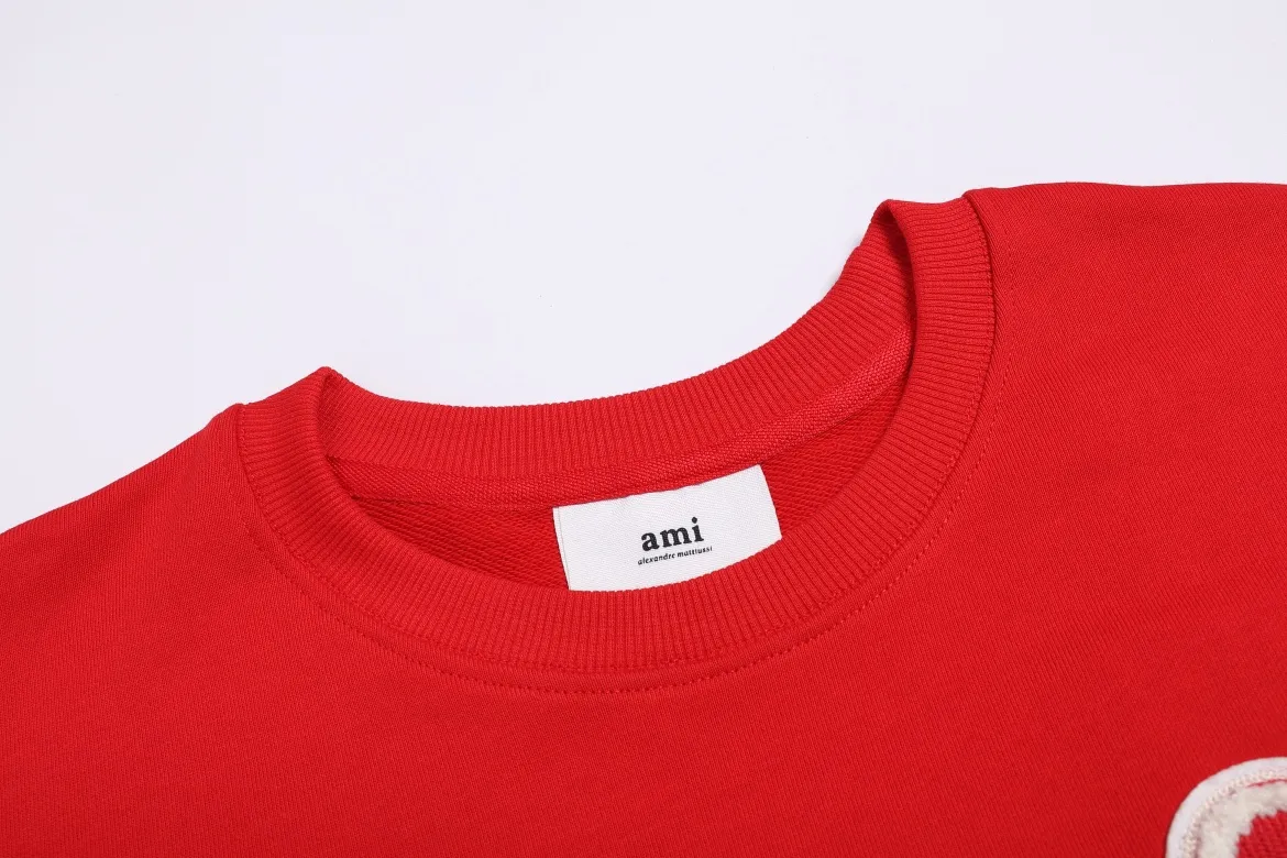 P150 Style No. 204 2025 embroidered large chapter style (15 colors in total) AMI 2025 autumn and winter classic large chapter round neck sweatshirt 15 colors to meet everyone’s needs. The fabric is made of 380g pure cotton fabric, which is thick and textured. The whole network’s counters purchase quality supporting output, which perfectly restores the genuine chapter. All the chapters are made of thick wool knitting. The absolute quality can be compared with any one in the market. There is no color difference in custom-dyed threads. The detailed accessories and tag packaging are all 1:1 with the genuine products, with the spirit of craftsmanship to give back to customers.   Color: Big Red Size: S M L XL