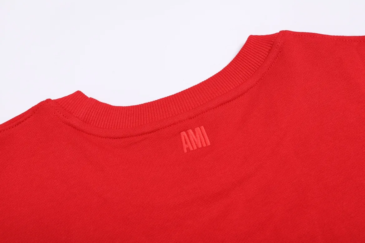 P150 Style No. 204 2025 embroidered large chapter style (15 colors in total) AMI 2025 autumn and winter classic large chapter round neck sweatshirt 15 colors to meet everyone’s needs. The fabric is made of 380g pure cotton fabric, which is thick and textured. The whole network’s counters purchase quality supporting output, which perfectly restores the genuine chapter. All the chapters are made of thick wool knitting. The absolute quality can be compared with any one in the market. There is no color difference in custom-dyed threads. The detailed accessories and tag packaging are all 1:1 with the genuine products, with the spirit of craftsmanship to give back to customers.   Color: Big Red Size: S M L XL