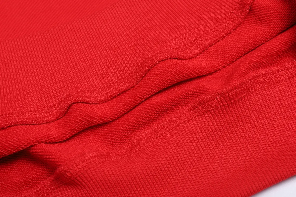 P150 Style No. 204 2025 embroidered large chapter style (15 colors in total) AMI 2025 autumn and winter classic large chapter round neck sweatshirt 15 colors to meet everyone’s needs. The fabric is made of 380g pure cotton fabric, which is thick and textured. The whole network’s counters purchase quality supporting output, which perfectly restores the genuine chapter. All the chapters are made of thick wool knitting. The absolute quality can be compared with any one in the market. There is no color difference in custom-dyed threads. The detailed accessories and tag packaging are all 1:1 with the genuine products, with the spirit of craftsmanship to give back to customers.   Color: Big Red Size: S M L XL