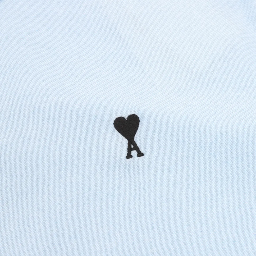 🅿️500 AMI Paris small love embroidered long-sleeved shirt. Customized high-quality flexible Oxford cotton, imported machine embroidery technology, high precision, smooth and delicate lines. The fabrics have been washed, with better hand feel and texture. It is not easy to deform, shrink, or fade. It maintains long-term beauty, customized accessories, loose fit. Size: 38-44