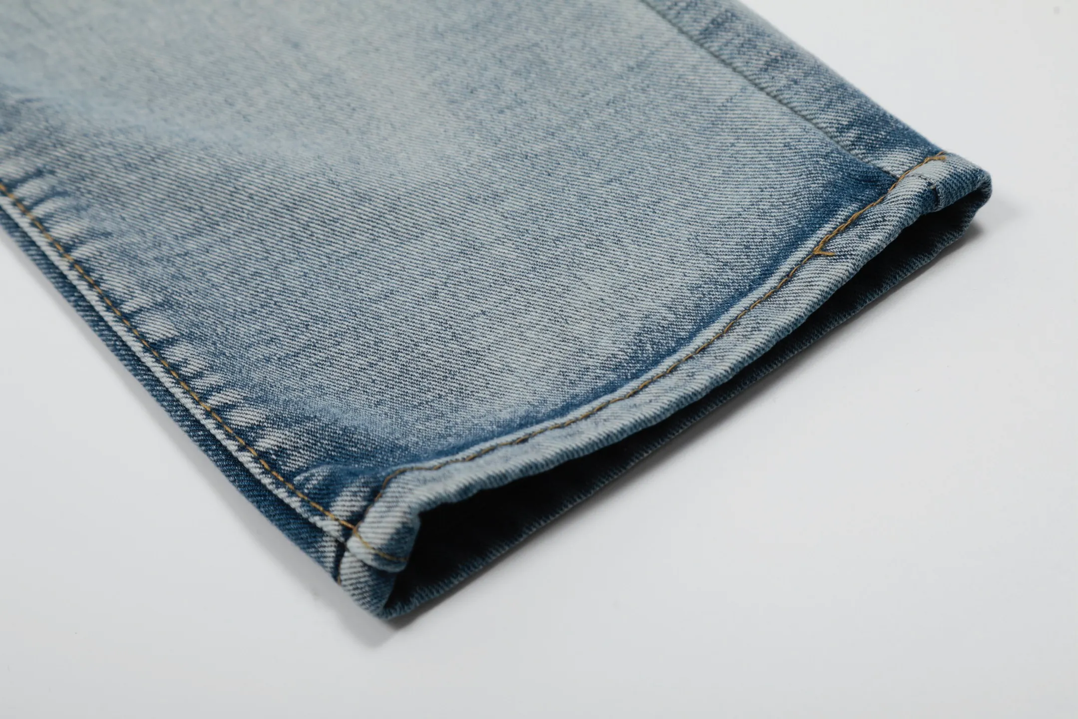 #M41 P168💰 Amiri classic embroidered patched leather ripped letter jeans, slim fit jeans, produced by a major washed factory, full of high-end feel, partially destroyed knee design with patchwork leather design, has been used as a facade design, leather waist nameplate, the focus of this style is not on the washing, but on the destroyed shape and version. The secret lies in the craftsmanship of the master. The cost of post-processing, grinding, cutting, etc. is far beyond the cost of assembly line products. Color: Picture color Size: 30-32-34-36