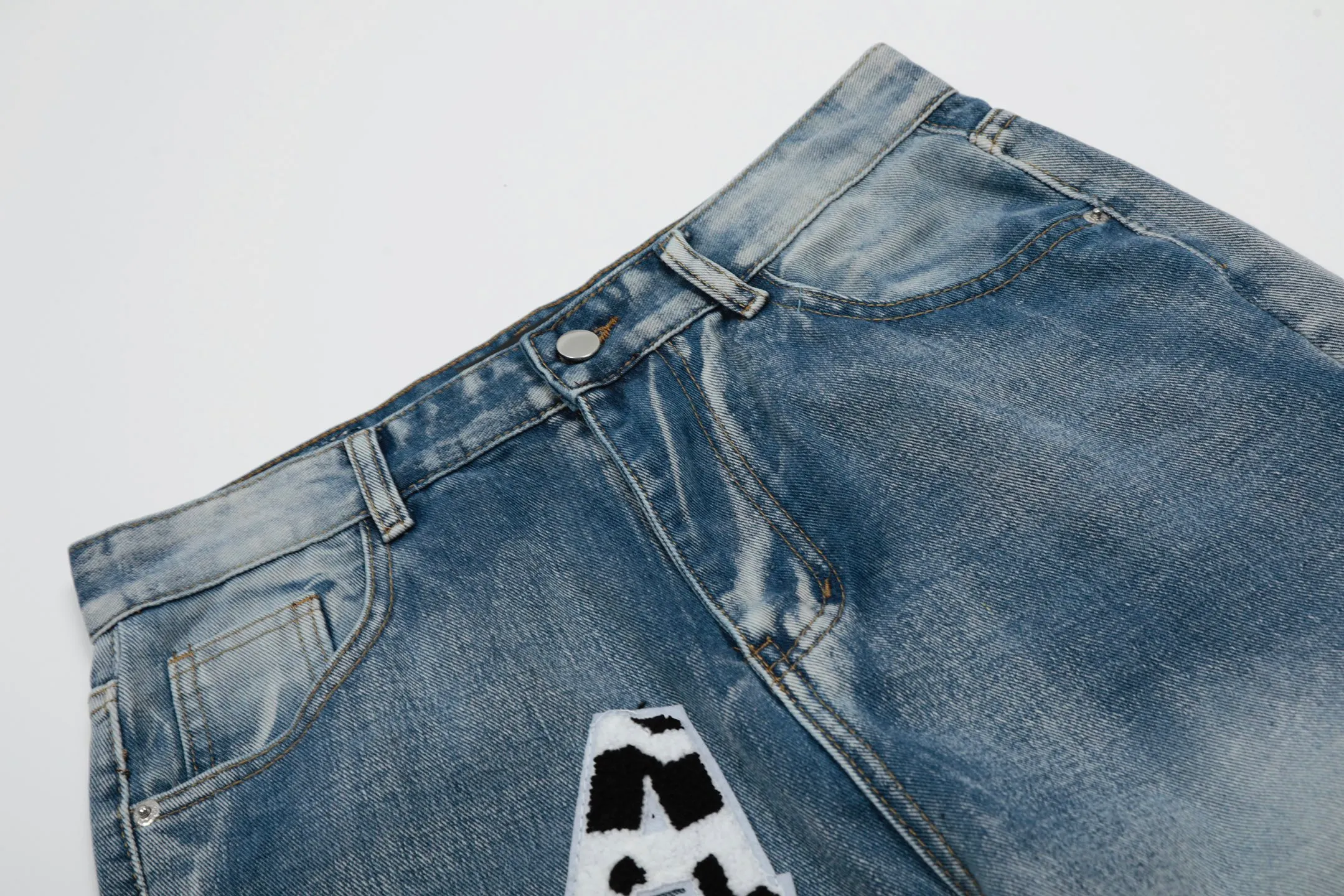#M41 P168💰 Amiri classic embroidered patched leather ripped letter jeans, slim fit jeans, produced by a major washed factory, full of high-end feel, partially destroyed knee design with patchwork leather design, has been used as a facade design, leather waist nameplate, the focus of this style is not on the washing, but on the destroyed shape and version. The secret lies in the craftsmanship of the master. The cost of post-processing, grinding, cutting, etc. is far beyond the cost of assembly line products. Color: Picture color Size: 30-32-34-36