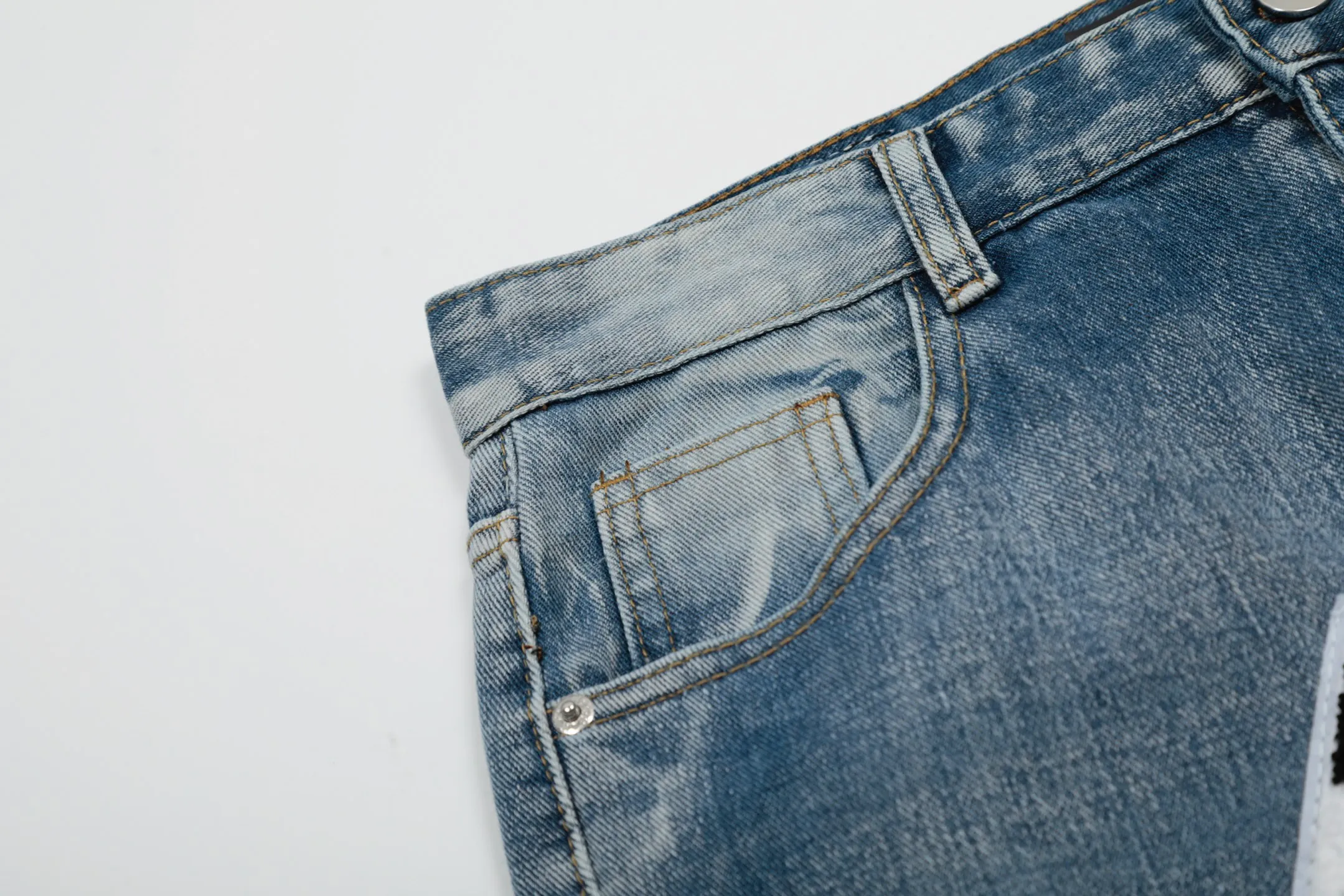 #M41 P168💰 Amiri classic embroidered patched leather ripped letter jeans, slim fit jeans, produced by a major washed factory, full of high-end feel, partially destroyed knee design with patchwork leather design, has been used as a facade design, leather waist nameplate, the focus of this style is not on the washing, but on the destroyed shape and version. The secret lies in the craftsmanship of the master. The cost of post-processing, grinding, cutting, etc. is far beyond the cost of assembly line products. Color: Picture color Size: 30-32-34-36