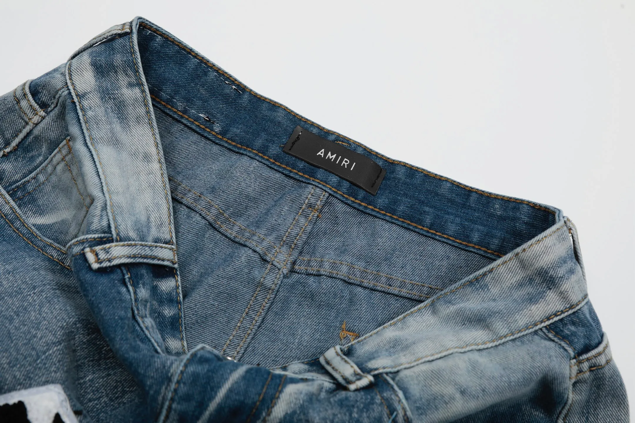 #M41 P168💰 Amiri classic embroidered patched leather ripped letter jeans, slim fit jeans, produced by a major washed factory, full of high-end feel, partially destroyed knee design with patchwork leather design, has been used as a facade design, leather waist nameplate, the focus of this style is not on the washing, but on the destroyed shape and version. The secret lies in the craftsmanship of the master. The cost of post-processing, grinding, cutting, etc. is far beyond the cost of assembly line products. Color: Picture color Size: 30-32-34-36
