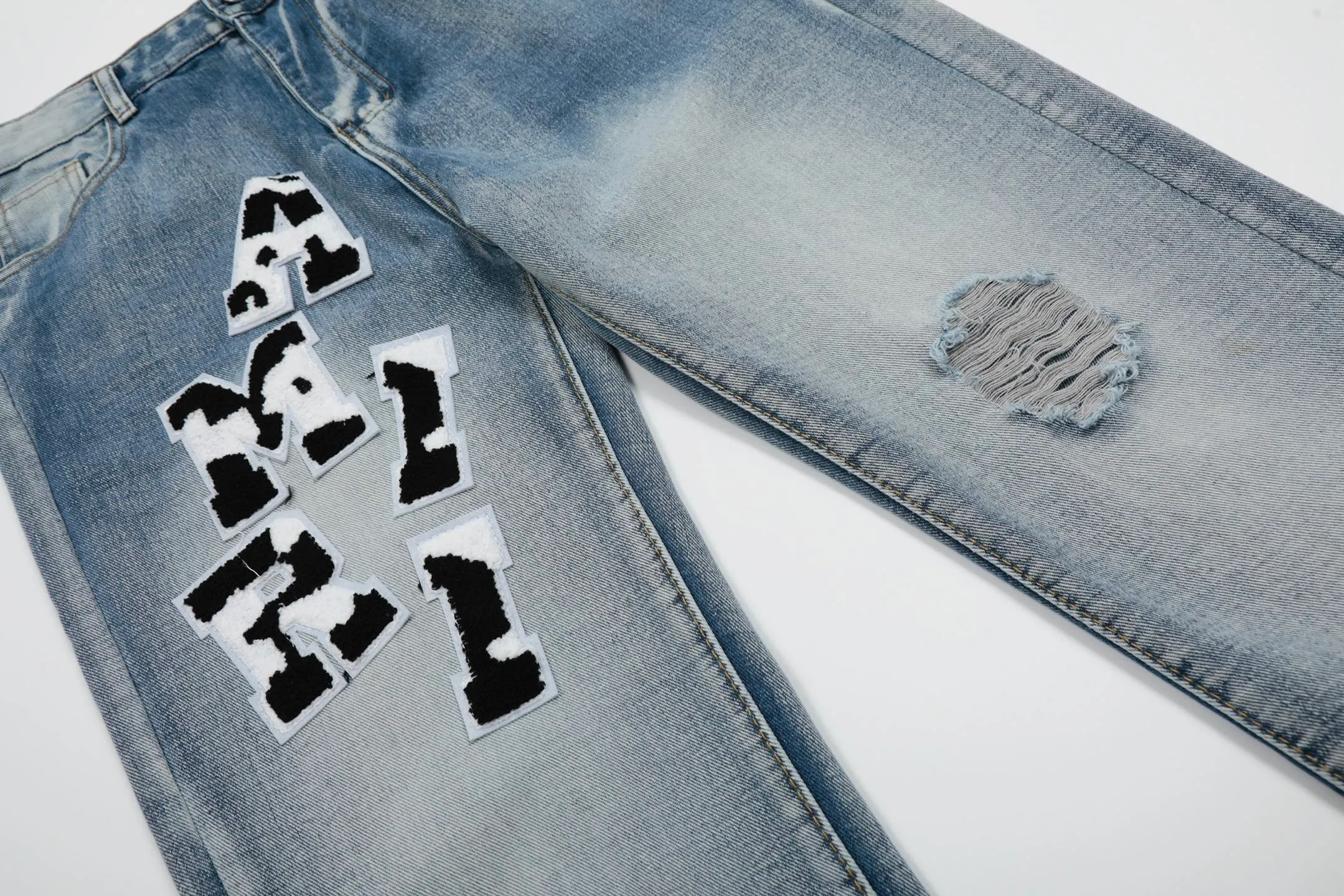 #M41 P168💰 Amiri classic embroidered patched leather ripped letter jeans, slim fit jeans, produced by a major washed factory, full of high-end feel, partially destroyed knee design with patchwork leather design, has been used as a facade design, leather waist nameplate, the focus of this style is not on the washing, but on the destroyed shape and version. The secret lies in the craftsmanship of the master. The cost of post-processing, grinding, cutting, etc. is far beyond the cost of assembly line products. Color: Picture color Size: 30-32-34-36
