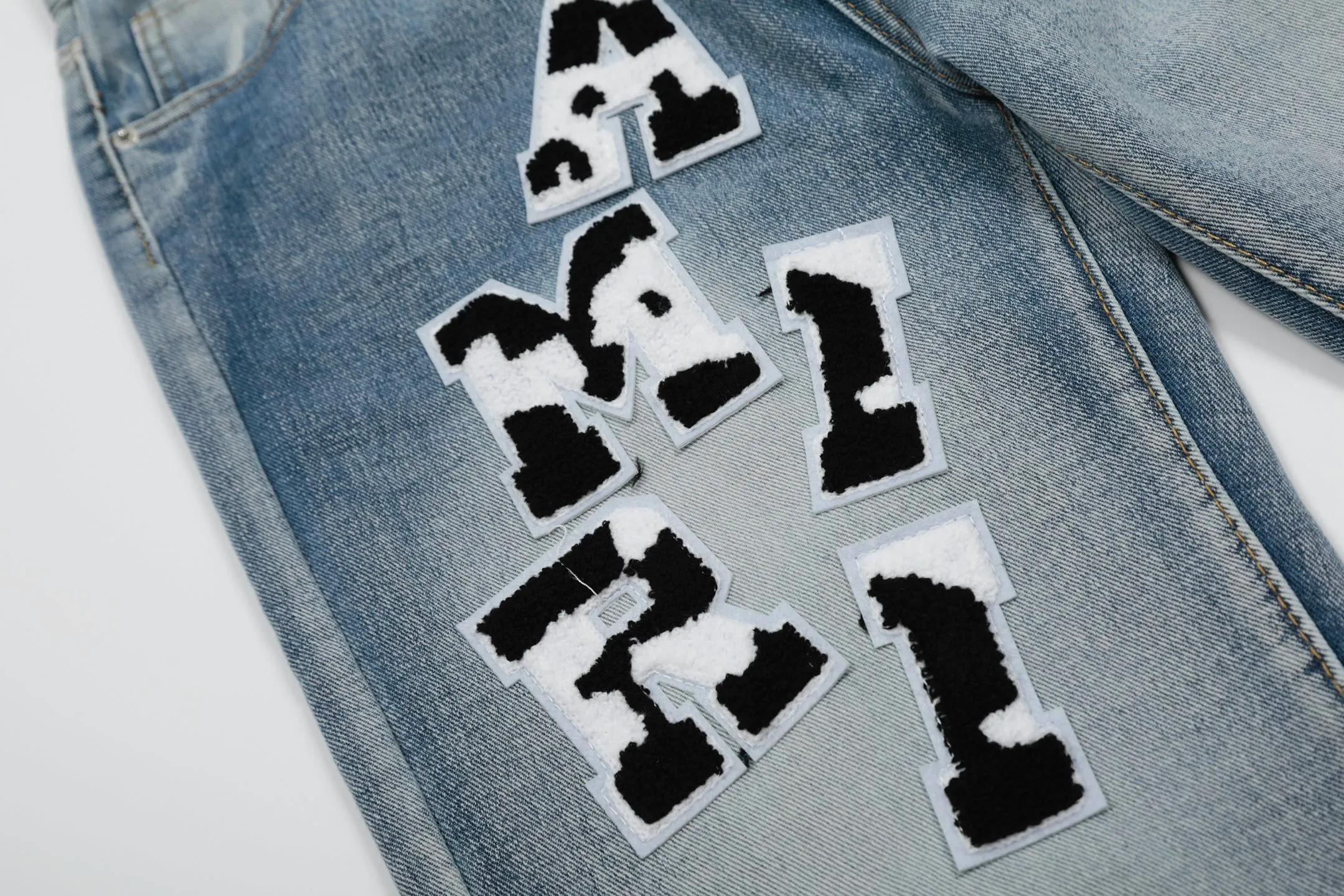 #M41 P168💰 Amiri classic embroidered patched leather ripped letter jeans, slim fit jeans, produced by a major washed factory, full of high-end feel, partially destroyed knee design with patchwork leather design, has been used as a facade design, leather waist nameplate, the focus of this style is not on the washing, but on the destroyed shape and version. The secret lies in the craftsmanship of the master. The cost of post-processing, grinding, cutting, etc. is far beyond the cost of assembly line products. Color: Picture color Size: 30-32-34-36