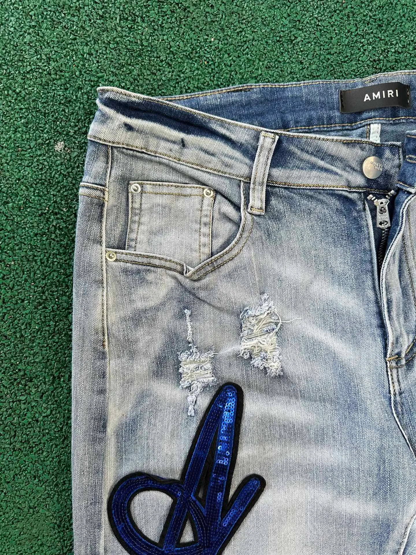 #N02 P186💰 AMIRI patch embroidery jeans trousers AMIRI high street basic ripped tight elastic jeans trousers amiri brand jeans break the production process and cutting of the original jeans, the fabrics are softer and more comfortable Hand-sewn collar label Customized logo buttons Genuine leather tag Color: Picture color Size: 30-32-34-36