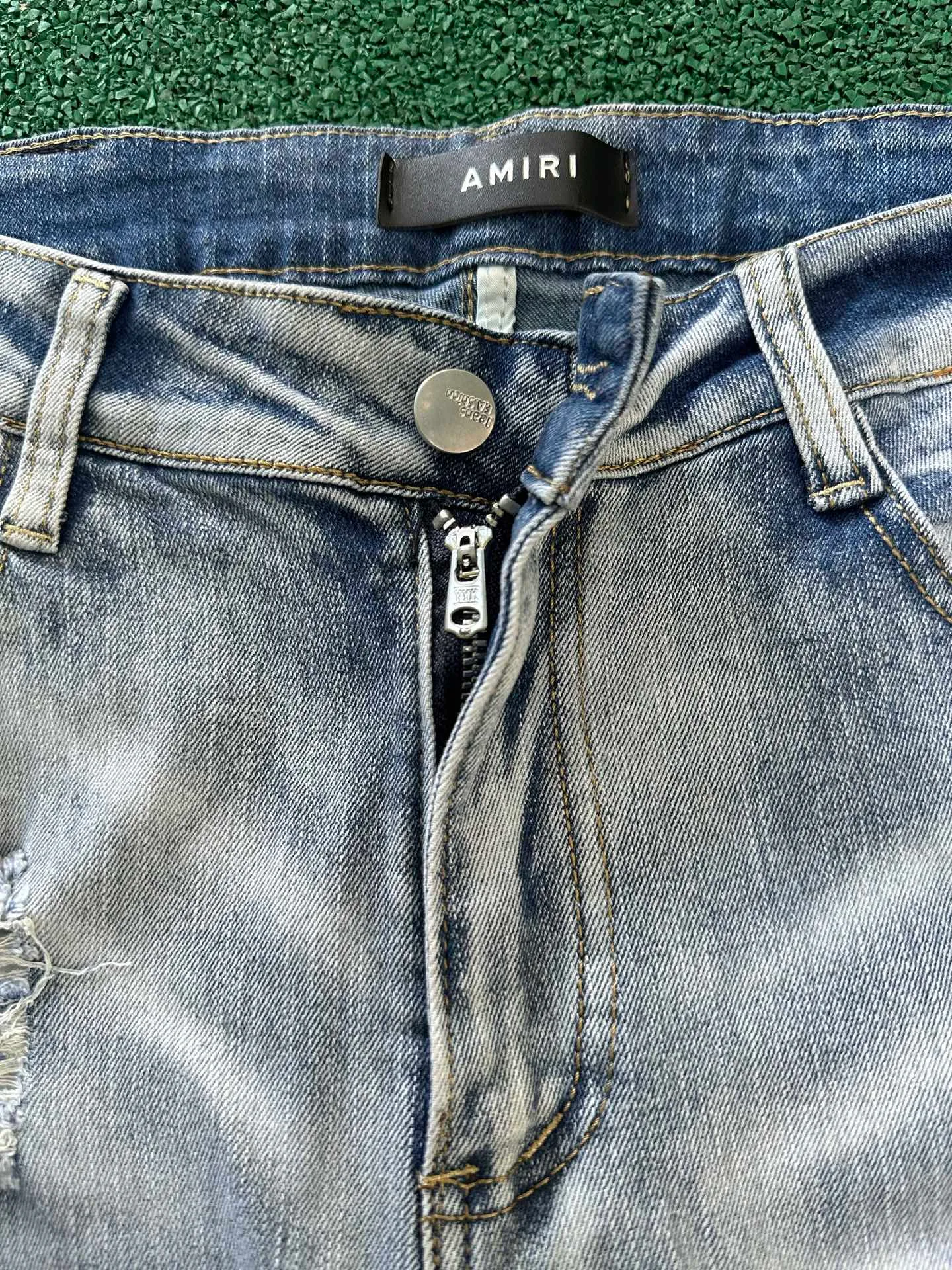 #N02 P186💰 AMIRI patch embroidery jeans trousers AMIRI high street basic ripped tight elastic jeans trousers amiri brand jeans break the production process and cutting of the original jeans, the fabrics are softer and more comfortable Hand-sewn collar label Customized logo buttons Genuine leather tag Color: Picture color Size: 30-32-34-36