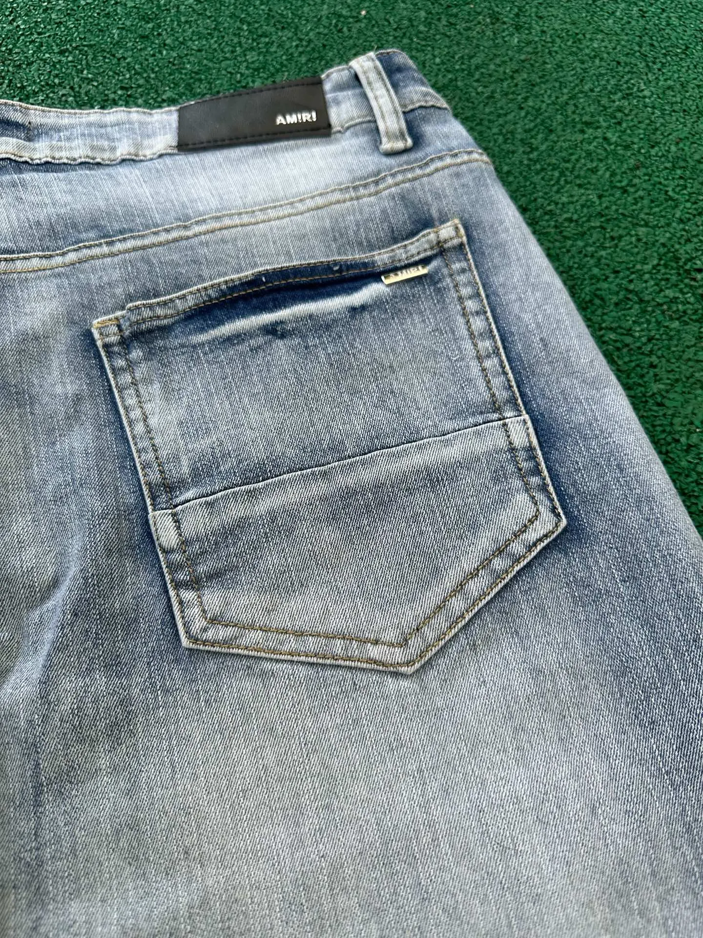 #N02 P186💰 AMIRI patch embroidery jeans trousers AMIRI high street basic ripped tight elastic jeans trousers amiri brand jeans break the production process and cutting of the original jeans, the fabrics are softer and more comfortable Hand-sewn collar label Customized logo buttons Genuine leather tag Color: Picture color Size: 30-32-34-36