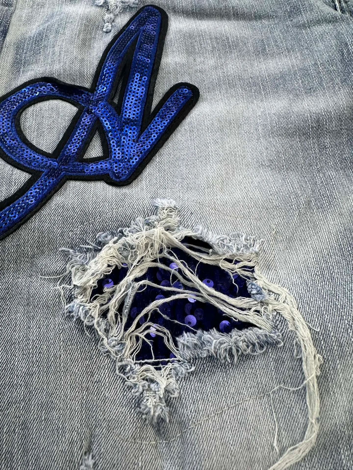 #N02 P186💰 AMIRI patch embroidery jeans trousers AMIRI high street basic ripped tight elastic jeans trousers amiri brand jeans break the production process and cutting of the original jeans, the fabrics are softer and more comfortable Hand-sewn collar label Customized logo buttons Genuine leather tag Color: Picture color Size: 30-32-34-36