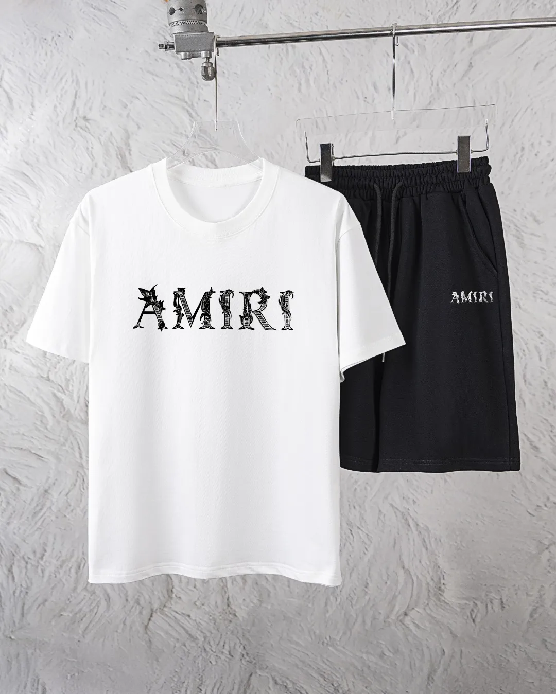 P280 AMIRI exclusively provides new trendy men’s fashionable round neck short-sleeved shorts suits, trendy and fashionable casual short-sleeved suits! It has high breathability and comfort, impeccable details, and brand element design concept, reflecting high quality. It presents a casual cut and the upper body shape is great! Material: 250g Xinjiang long-staple cotton short sleeves + 360g pure cotton terry shorts Size: S M L Due to manual measurement, there is a deviation of about 1-3CM in size.