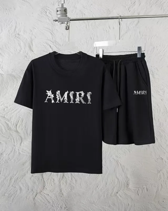P280 AMIRI exclusively provides new trendy men’s fashionable round neck short-sleeved shorts suits, trendy and fashionable casual short-sleeved suits! It has high breathability and comfort, impeccable details, and brand element design concept, reflecting high quality. It presents a casual cut and the upper body shape is great! Material: 250g Xinjiang long-staple cotton short sleeves + 360g pure cotton terry shorts Size: S M L Due to manual measurement, there is a deviation of about 1-3CM in size.