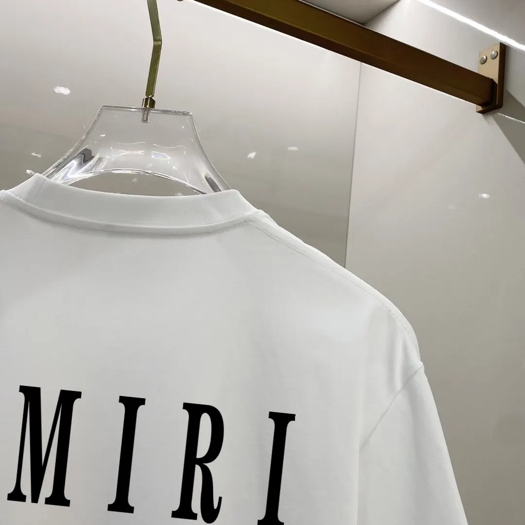 P150 AMIRI# 2025 spring and summer new style debut counter, the latest short-sleeved round neck T-shirt, high-end custom design, avant-garde and fashionable! The brand logo is designed with heavy craftsmanship. High-end customized 250g Xinjiang long-staple cotton fabric. Soft to the touch. Comfortable to wear. Exquisite stitching at the counter level. Fine workmanship. The upper body effect is incomparably handsome! A must-have item for a stylish man! Color: black. White! Size: S M L