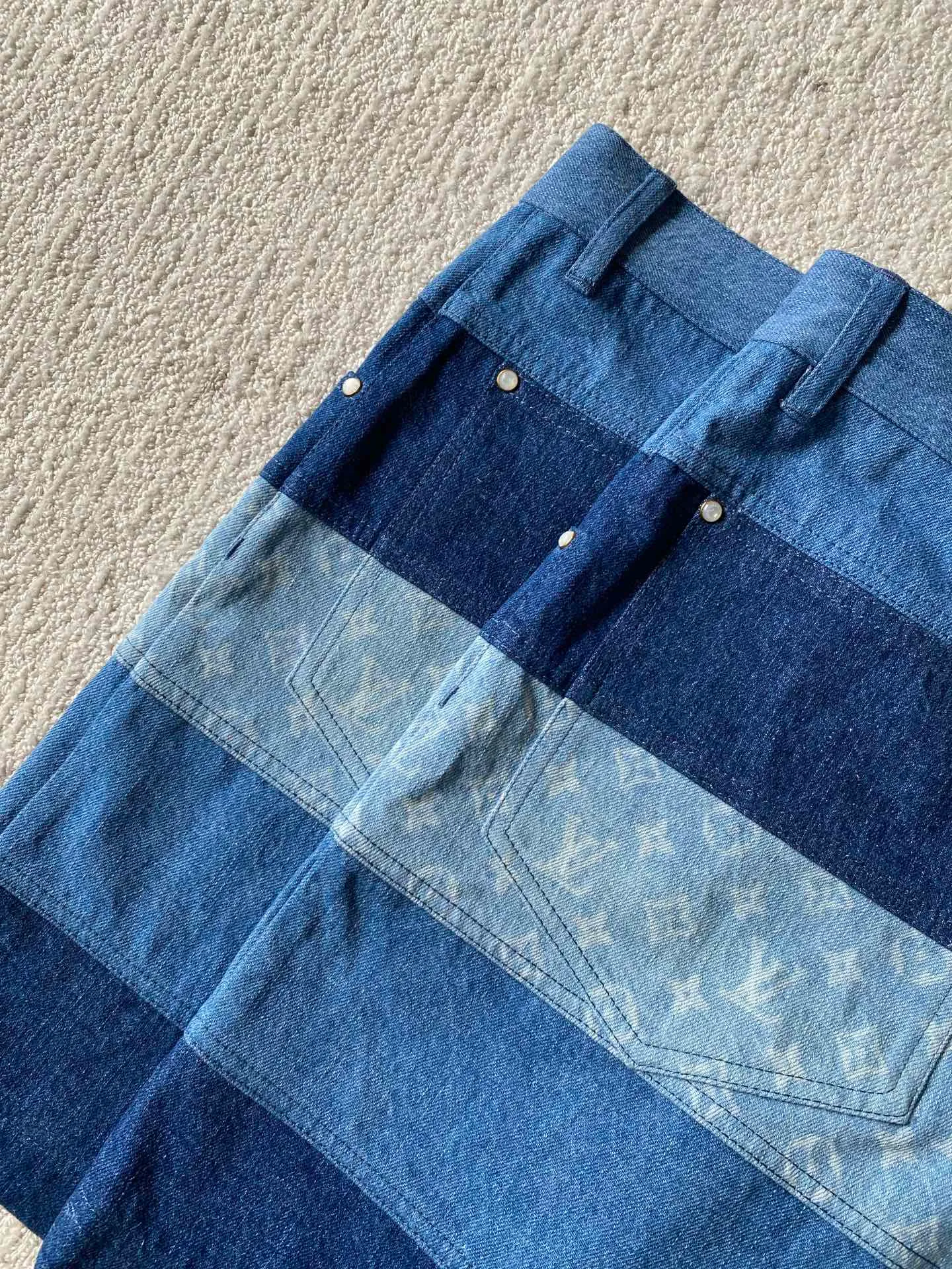 LV denim patchwork shorts ⚠️Original purchase: 500; soft denim fabric, casual fit, patchwork ribbons with Monogram print, Damier nubuck label on the back, MarqueL.Uuitton deposee logo, pearlescent buttons, pearlescent studs, full set of accessories #customized denim shirt fabric The warp yarns of customized denim fabrics are dyed indigo and the weft yarns are kept white. This results in the denim fabric being indigo blue on the front and white on the back. This fabric with a denim structure is created based on the original board production process. In addition to its thick texture, it also has good breathability.  #Patchwork Ribbon Layout Monogram Print The design style of presbyopia elements in the patchwork position is made using laser printing technology. The laser printing process is an advanced printing technology that uses high-energy laser beams to directly evaporate dyes into a gaseous state and spray the dyes onto the fabric through airflow to form the desired pattern. Achieve fine pattern output and ensure the clarity and fineness of printed patterns. After printing, the fabric is dried and fixed to ensure that the dye is firm and does not fade.  #patchwork stripes patchwork patchwork clothing technology connects fabrics of different colors together through specific sewing methods to create unique visual effects and increase the complexity, artistry and layering of clothing. Pattern sewing technology restores the pattern splicing process, restores stitch length, stitch density and other parameters, as well as the correct sewing methods and steps.  # Suede leather printing with hardware accessories. The leather grid on the waist is matched with LV hardware. The original leather brand has an iron mold pattern in the same color. It is made of genuine first-layer cowhide suede. The quality is different from synthetic leather. The placket zipper opening and closing design, a full set of molded custom-made pearlescent button accessories, and clear and delicate engravings; the basic accessories are fully equipped.