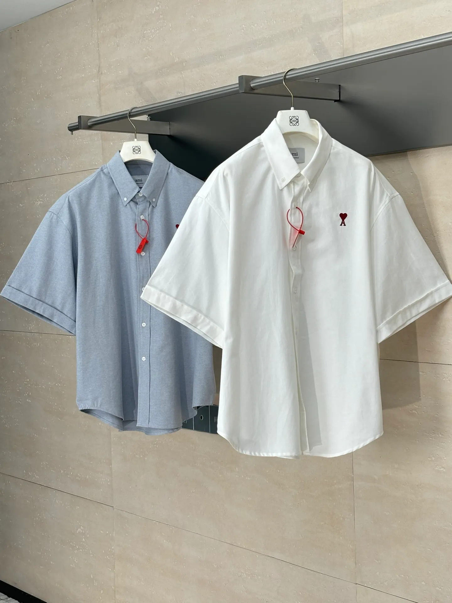 🅿️330 Ami Paris*/ 25Ss new love embroidered box shirt adopts imported machine embroidery technology and uses advanced computer control system and precision mechanical components to realize Ami love embroidery work with high precision. The lines are smooth and delicate. The fabrics have been washed and have a better hand feel. Not easy to deform, not easy to shrink, not easy to fade, and maintain long-term beauty. Size: S/M/L/XL