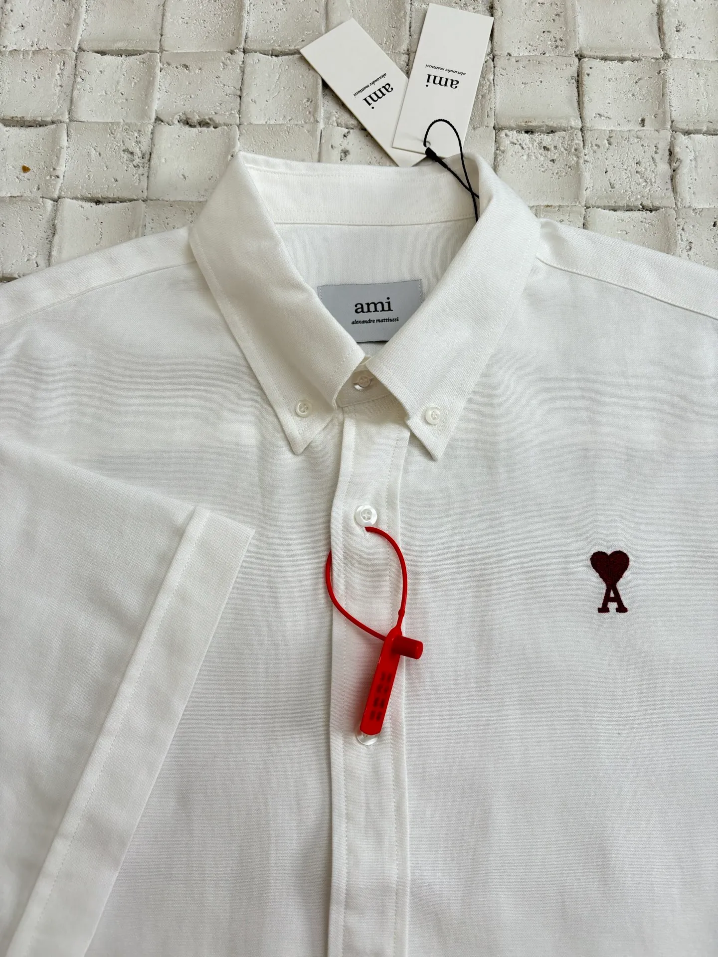 🅿️330 Ami Paris*/ 25Ss new love embroidered box shirt adopts imported machine embroidery technology and uses advanced computer control system and precision mechanical components to realize Ami love embroidery work with high precision. The lines are smooth and delicate. The fabrics have been washed and have a better hand feel. Not easy to deform, not easy to shrink, not easy to fade, and maintain long-term beauty. Size: S/M/L/XL