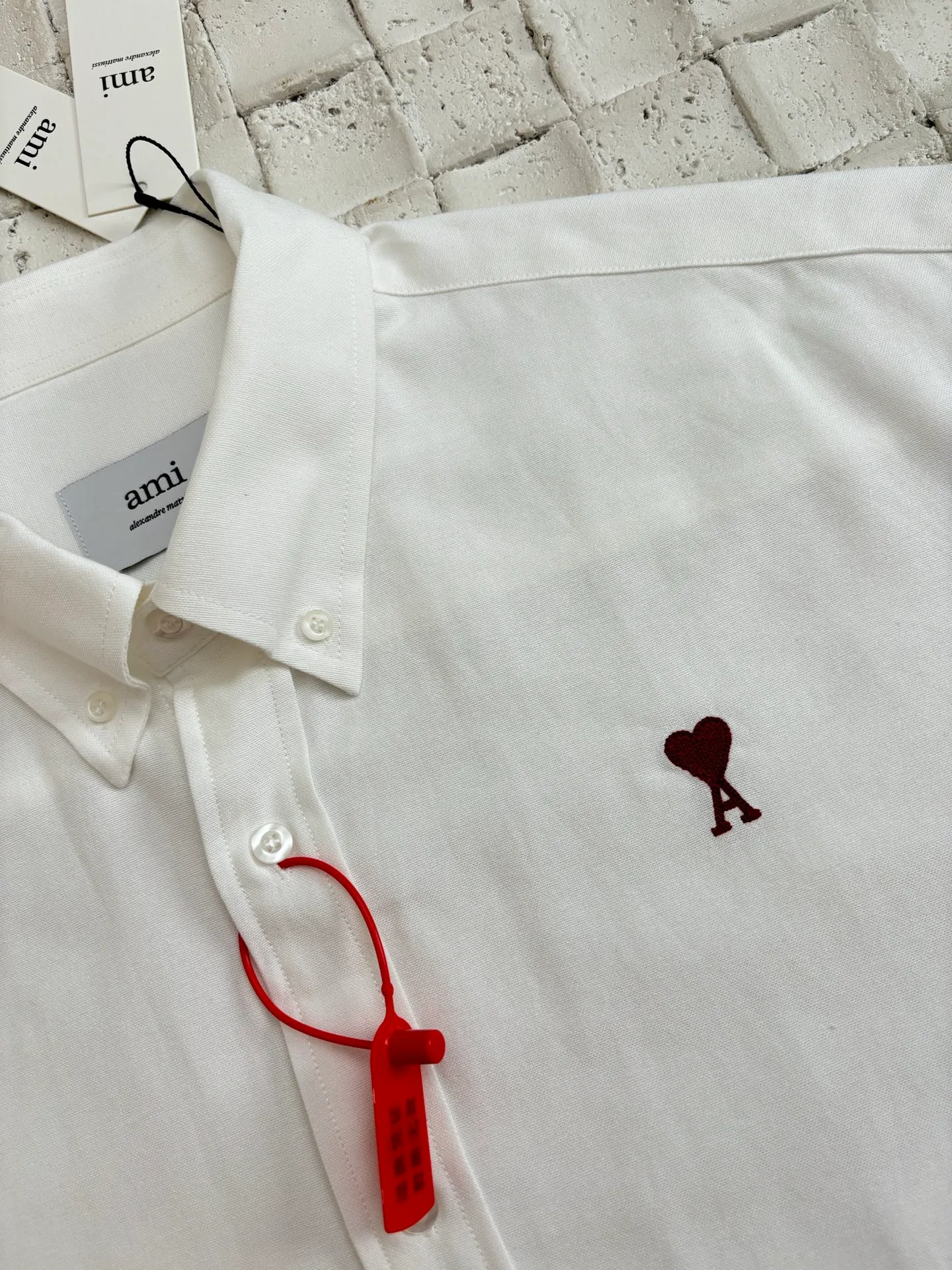 🅿️330 Ami Paris*/ 25Ss new love embroidered box shirt adopts imported machine embroidery technology and uses advanced computer control system and precision mechanical components to realize Ami love embroidery work with high precision. The lines are smooth and delicate. The fabrics have been washed and have a better hand feel. Not easy to deform, not easy to shrink, not easy to fade, and maintain long-term beauty. Size: S/M/L/XL