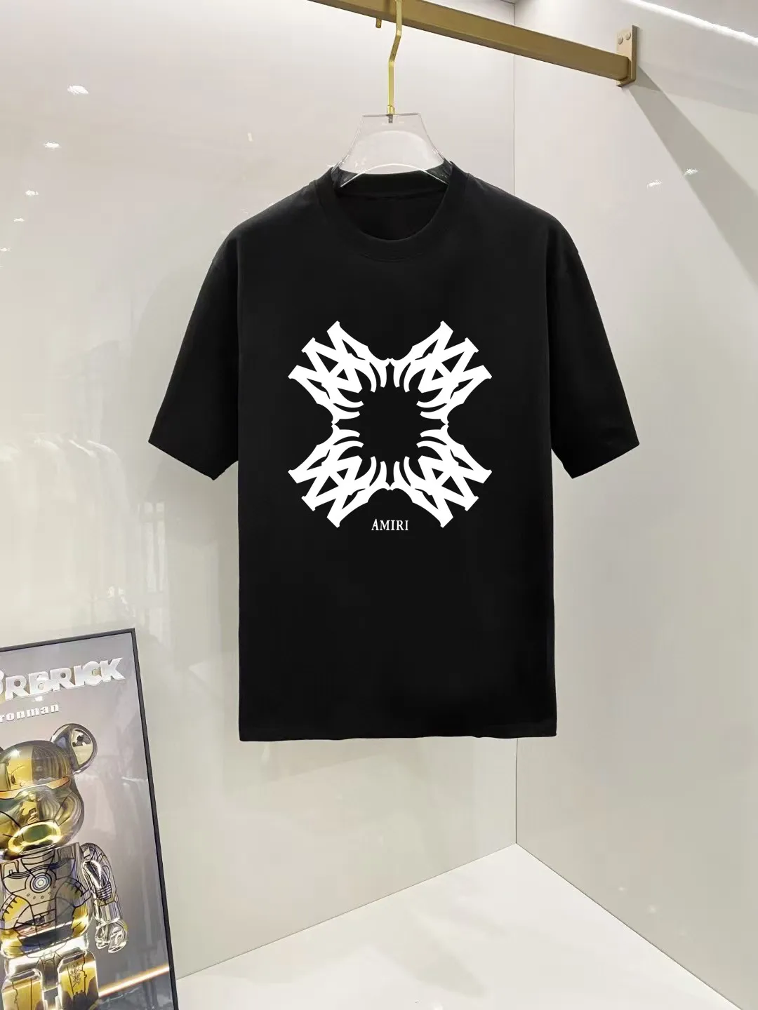 P140 AMIRI# 2025 spring and summer new style debut counter, the latest short-sleeved round neck T-shirt, high-end custom design, avant-garde and fashionable! The brand logo is designed with heavy craftsmanship. High-end customized 250g Xinjiang long-staple cotton fabric. Soft to the touch. Comfortable to wear. Exquisite stitching at the counter level. Fine workmanship. The upper body effect is incomparably handsome! A must-have item for a stylish man! Color: black. White! Size: S M L