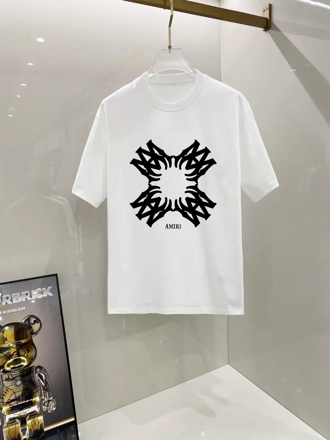 P140 AMIRI# 2025 spring and summer new style debut counter, the latest short-sleeved round neck T-shirt, high-end custom design, avant-garde and fashionable! The brand logo is designed with heavy craftsmanship. High-end customized 250g Xinjiang long-staple cotton fabric. Soft to the touch. Comfortable to wear. Exquisite stitching at the counter level. Fine workmanship. The upper body effect is incomparably handsome! A must-have item for a stylish man! Color: black. White! Size: S M L