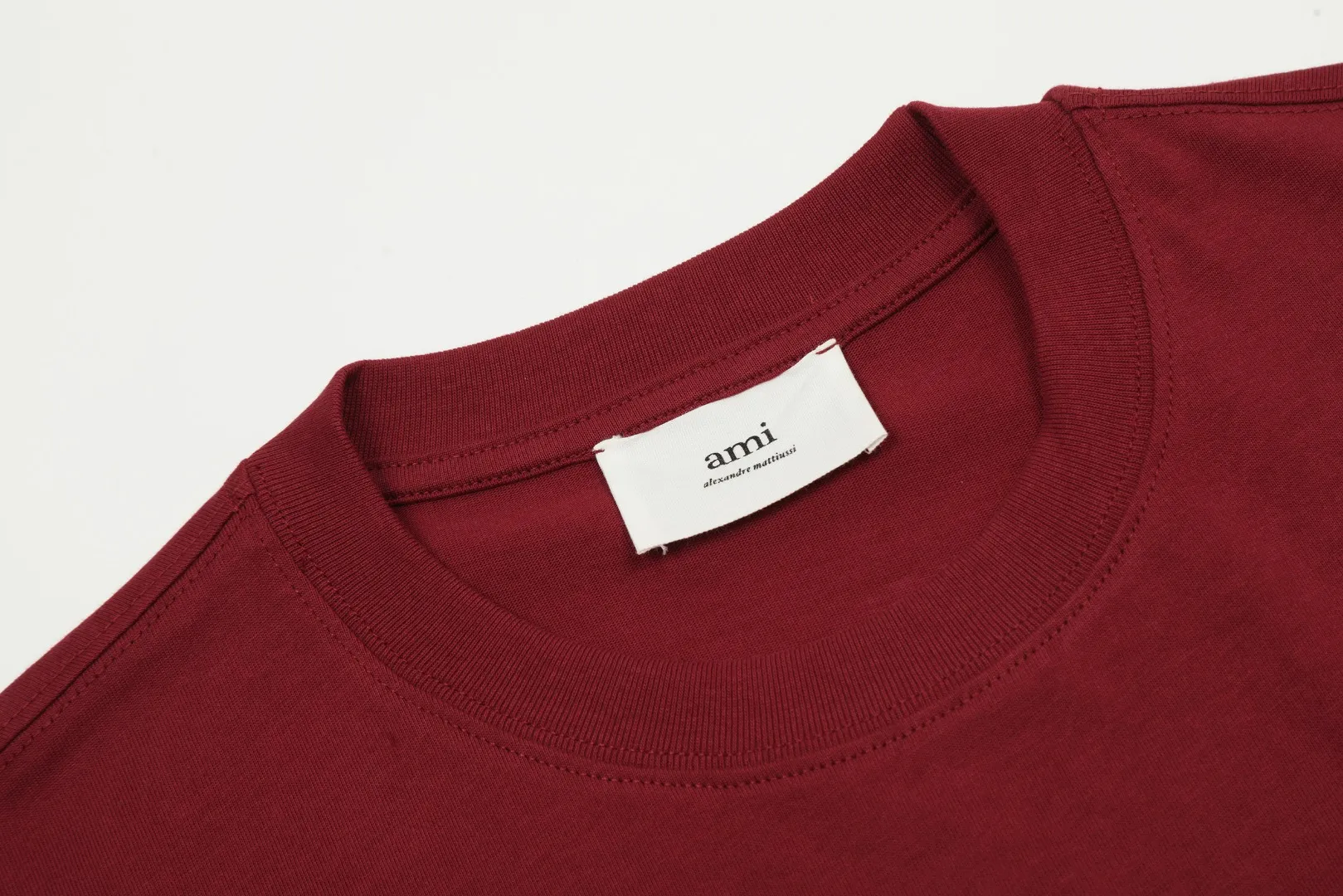 Ami Amy 2024ss Spring New Style Classic Metal Chapter Short Sleeves ✅Correct version of customized metal. There is no small embroidery mark on the reverse side. The maximum size can be worn up to 230 pounds. No pressure to export to Europe and the United States. Size S-XL Color: Black, White, Apricot, Navy Blue, Burgundy, Pink, Sky Blue, Mint Green