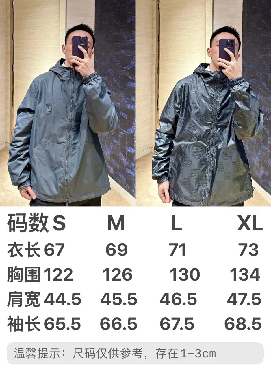 Upper body picture Size chart LV 24ss new double-sided windproof jacket is made of waterproof recycled nylon, making it an energetic choice during the changing seasons. The solid color side is embellished with a Marque L.Vuitton déposée embossed leather patch, which turns over to reveal a full-length Damier jacquard pattern, with the Marque L.Vuitton déposée logo cleverly hidden in it! Unisex size: S.M.L.XL.
