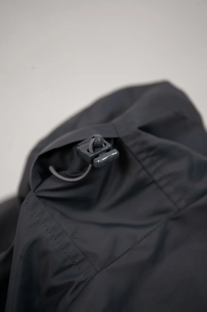 Upper body picture Size chart LV 24ss new double-sided windproof jacket is made of waterproof recycled nylon, making it an energetic choice during the changing seasons. The solid color side is embellished with a Marque L.Vuitton déposée embossed leather patch, which turns over to reveal a full-length Damier jacquard pattern, with the Marque L.Vuitton déposée logo cleverly hidden in it! Unisex size: S.M.L.XL.