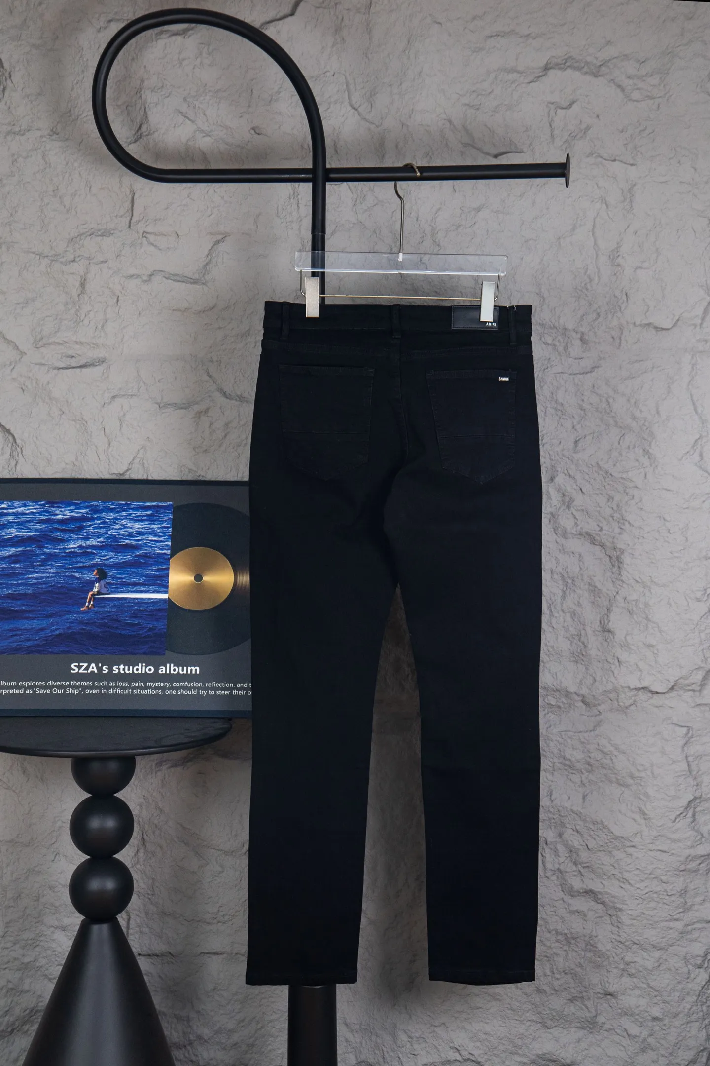 P230 top version AMIRI black ripped high street jeans with diamonds! The transliteration of amiri is Emil, which is the name of the founder. Mike Amiri, the founder of amiri, grew up in Los Angeles, USA. He was influenced by local street culture and Punk Rock since he was a child, so he founded the amiri brand named after himself. A variety of trendy clothing meets the needs of different fashion players. Amiri clothing has novel and unique styles and is a well-known street brand in the United States. The styles and styles of many clothes are loved by many street photographers. The various clothing styles meet the dressing needs of different people, show their unique temperament, and show the trend of dressing. amiri's jeans are relatively famous. Not only do they have many styles, but the quality of their denim jackets is also very good. Many celebrities have also worn the amiri brand's denim series. The fabric is made of 100% cotton denim! High temperature setting, heavy sand washing, never fade, full of fashion! All made to order! -The colorful embroidery on the chest is so tense and the embroidery is neat! Imported machine for work! quality assurance!  -The entire garment is made with fine workmanship. Each seam is pressed using a double-needle machine. This stitching is a test of the workers' skills. If it goes astray, the entire garment will be scrapped. The hardware is custom-made, with exclusive logos, and is a one-to-one replica of the original! Original trademark! The fit is loose and slimming! Color: Black Size: 28 30 32 34 (corresponding to S～XL)