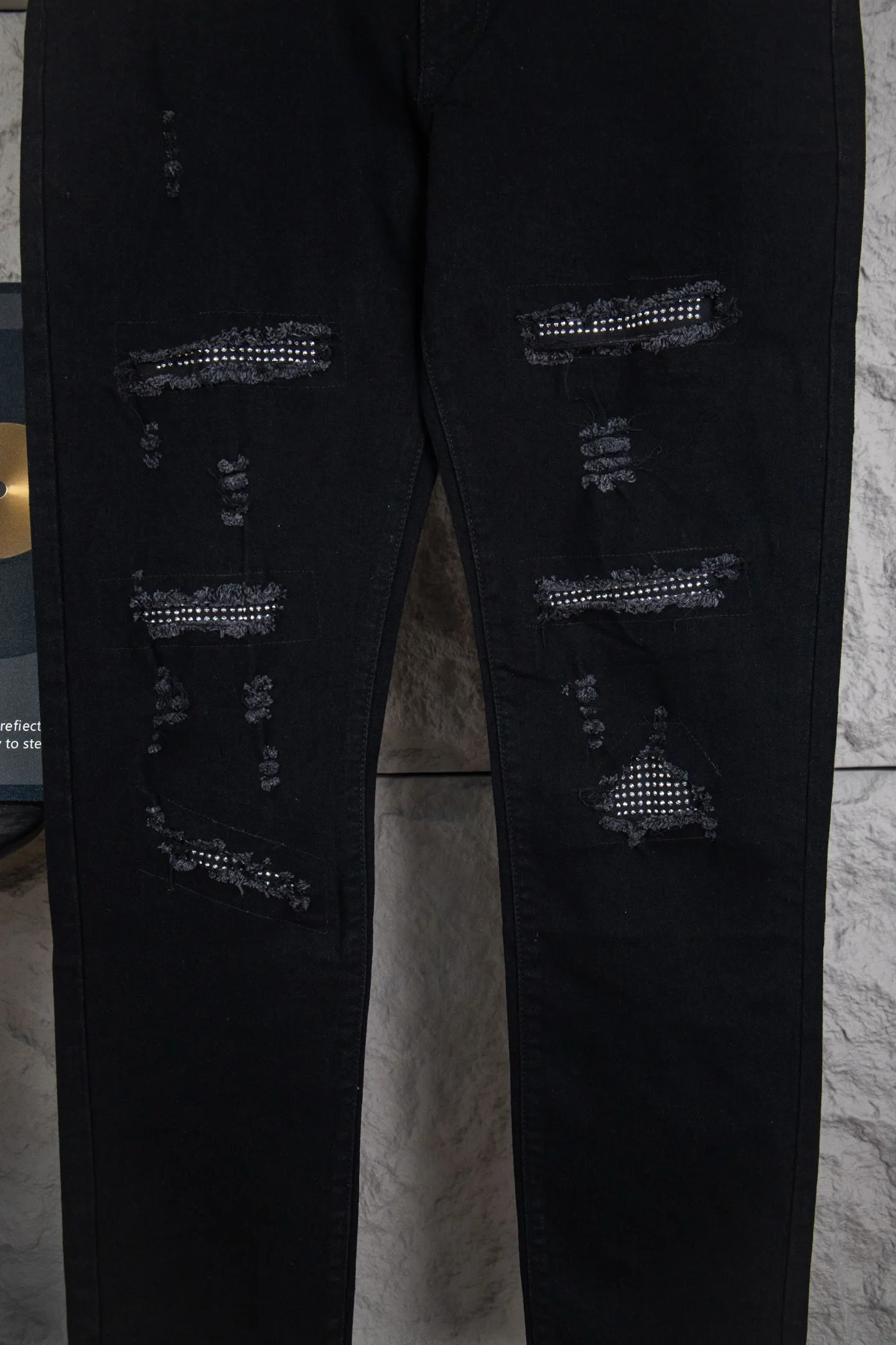 P230 top version AMIRI black ripped high street jeans with diamonds! The transliteration of amiri is Emil, which is the name of the founder. Mike Amiri, the founder of amiri, grew up in Los Angeles, USA. He was influenced by local street culture and Punk Rock since he was a child, so he founded the amiri brand named after himself. A variety of trendy clothing meets the needs of different fashion players. Amiri clothing has novel and unique styles and is a well-known street brand in the United States. The styles and styles of many clothes are loved by many street photographers. The various clothing styles meet the dressing needs of different people, show their unique temperament, and show the trend of dressing. amiri's jeans are relatively famous. Not only do they have many styles, but the quality of their denim jackets is also very good. Many celebrities have also worn the amiri brand's denim series. The fabric is made of 100% cotton denim! High temperature setting, heavy sand washing, never fade, full of fashion! All made to order! -The colorful embroidery on the chest is so tense and the embroidery is neat! Imported machine for work! quality assurance!  -The entire garment is made with fine workmanship. Each seam is pressed using a double-needle machine. This stitching is a test of the workers' skills. If it goes astray, the entire garment will be scrapped. The hardware is custom-made, with exclusive logos, and is a one-to-one replica of the original! Original trademark! The fit is loose and slimming! Color: Black Size: 28 30 32 34 (corresponding to S～XL)