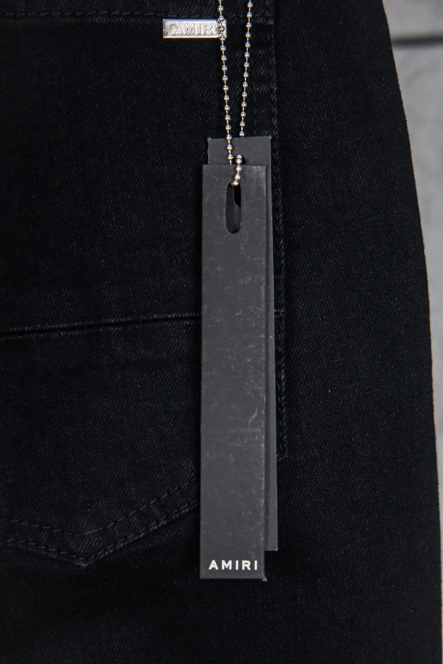 P230 top version AMIRI black ripped high street jeans with diamonds! The transliteration of amiri is Emil, which is the name of the founder. Mike Amiri, the founder of amiri, grew up in Los Angeles, USA. He was influenced by local street culture and Punk Rock since he was a child, so he founded the amiri brand named after himself. A variety of trendy clothing meets the needs of different fashion players. Amiri clothing has novel and unique styles and is a well-known street brand in the United States. The styles and styles of many clothes are loved by many street photographers. The various clothing styles meet the dressing needs of different people, show their unique temperament, and show the trend of dressing. amiri's jeans are relatively famous. Not only do they have many styles, but the quality of their denim jackets is also very good. Many celebrities have also worn the amiri brand's denim series. The fabric is made of 100% cotton denim! High temperature setting, heavy sand washing, never fade, full of fashion! All made to order! -The colorful embroidery on the chest is so tense and the embroidery is neat! Imported machine for work! quality assurance!  -The entire garment is made with fine workmanship. Each seam is pressed using a double-needle machine. This stitching is a test of the workers' skills. If it goes astray, the entire garment will be scrapped. The hardware is custom-made, with exclusive logos, and is a one-to-one replica of the original! Original trademark! The fit is loose and slimming! Color: Black Size: 28 30 32 34 (corresponding to S～XL)