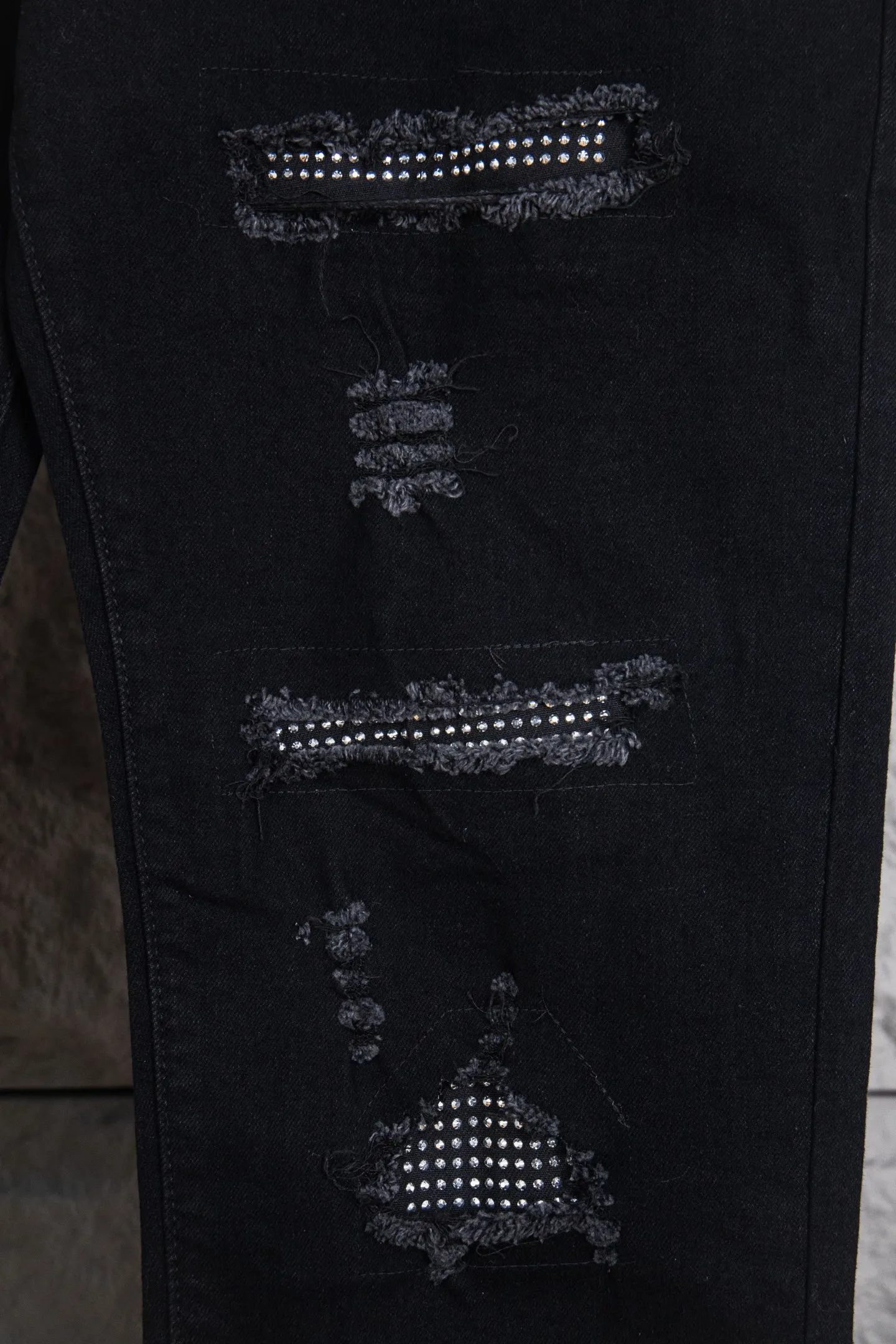 P230 top version AMIRI black ripped high street jeans with diamonds! The transliteration of amiri is Emil, which is the name of the founder. Mike Amiri, the founder of amiri, grew up in Los Angeles, USA. He was influenced by local street culture and Punk Rock since he was a child, so he founded the amiri brand named after himself. A variety of trendy clothing meets the needs of different fashion players. Amiri clothing has novel and unique styles and is a well-known street brand in the United States. The styles and styles of many clothes are loved by many street photographers. The various clothing styles meet the dressing needs of different people, show their unique temperament, and show the trend of dressing. amiri's jeans are relatively famous. Not only do they have many styles, but the quality of their denim jackets is also very good. Many celebrities have also worn the amiri brand's denim series. The fabric is made of 100% cotton denim! High temperature setting, heavy sand washing, never fade, full of fashion! All made to order! -The colorful embroidery on the chest is so tense and the embroidery is neat! Imported machine for work! quality assurance!  -The entire garment is made with fine workmanship. Each seam is pressed using a double-needle machine. This stitching is a test of the workers' skills. If it goes astray, the entire garment will be scrapped. The hardware is custom-made, with exclusive logos, and is a one-to-one replica of the original! Original trademark! The fit is loose and slimming! Color: Black Size: 28 30 32 34 (corresponding to S～XL)