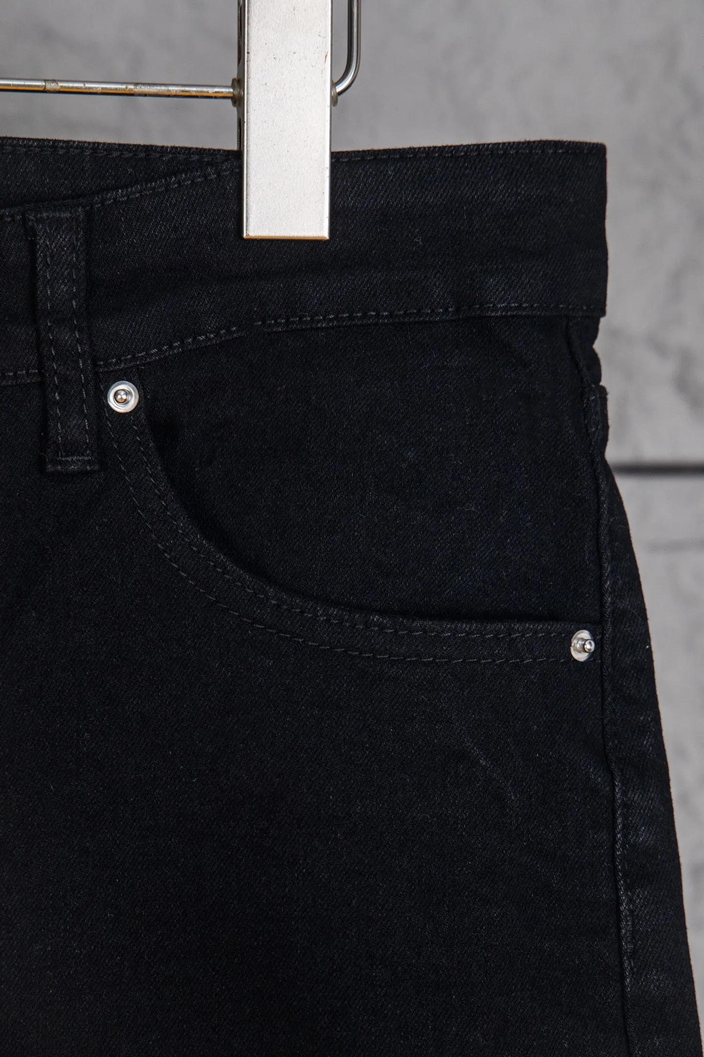 P230 top version AMIRI black ripped high street jeans with diamonds! The transliteration of amiri is Emil, which is the name of the founder. Mike Amiri, the founder of amiri, grew up in Los Angeles, USA. He was influenced by local street culture and Punk Rock since he was a child, so he founded the amiri brand named after himself. A variety of trendy clothing meets the needs of different fashion players. Amiri clothing has novel and unique styles and is a well-known street brand in the United States. The styles and styles of many clothes are loved by many street photographers. The various clothing styles meet the dressing needs of different people, show their unique temperament, and show the trend of dressing. amiri's jeans are relatively famous. Not only do they have many styles, but the quality of their denim jackets is also very good. Many celebrities have also worn the amiri brand's denim series. The fabric is made of 100% cotton denim! High temperature setting, heavy sand washing, never fade, full of fashion! All made to order! -The colorful embroidery on the chest is so tense and the embroidery is neat! Imported machine for work! quality assurance!  -The entire garment is made with fine workmanship. Each seam is pressed using a double-needle machine. This stitching is a test of the workers' skills. If it goes astray, the entire garment will be scrapped. The hardware is custom-made, with exclusive logos, and is a one-to-one replica of the original! Original trademark! The fit is loose and slimming! Color: Black Size: 28 30 32 34 (corresponding to S～XL)