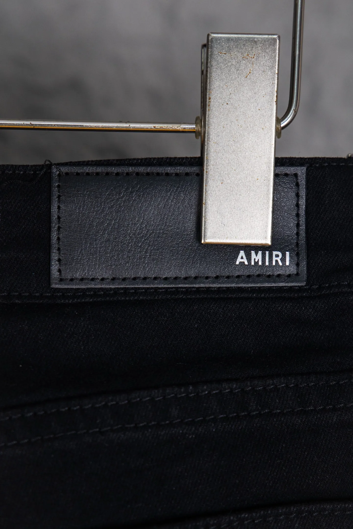 P230 top version AMIRI black ripped high street jeans with diamonds! The transliteration of amiri is Emil, which is the name of the founder. Mike Amiri, the founder of amiri, grew up in Los Angeles, USA. He was influenced by local street culture and Punk Rock since he was a child, so he founded the amiri brand named after himself. A variety of trendy clothing meets the needs of different fashion players. Amiri clothing has novel and unique styles and is a well-known street brand in the United States. The styles and styles of many clothes are loved by many street photographers. The various clothing styles meet the dressing needs of different people, show their unique temperament, and show the trend of dressing. amiri's jeans are relatively famous. Not only do they have many styles, but the quality of their denim jackets is also very good. Many celebrities have also worn the amiri brand's denim series. The fabric is made of 100% cotton denim! High temperature setting, heavy sand washing, never fade, full of fashion! All made to order! -The colorful embroidery on the chest is so tense and the embroidery is neat! Imported machine for work! quality assurance!  -The entire garment is made with fine workmanship. Each seam is pressed using a double-needle machine. This stitching is a test of the workers' skills. If it goes astray, the entire garment will be scrapped. The hardware is custom-made, with exclusive logos, and is a one-to-one replica of the original! Original trademark! The fit is loose and slimming! Color: Black Size: 28 30 32 34 (corresponding to S～XL)