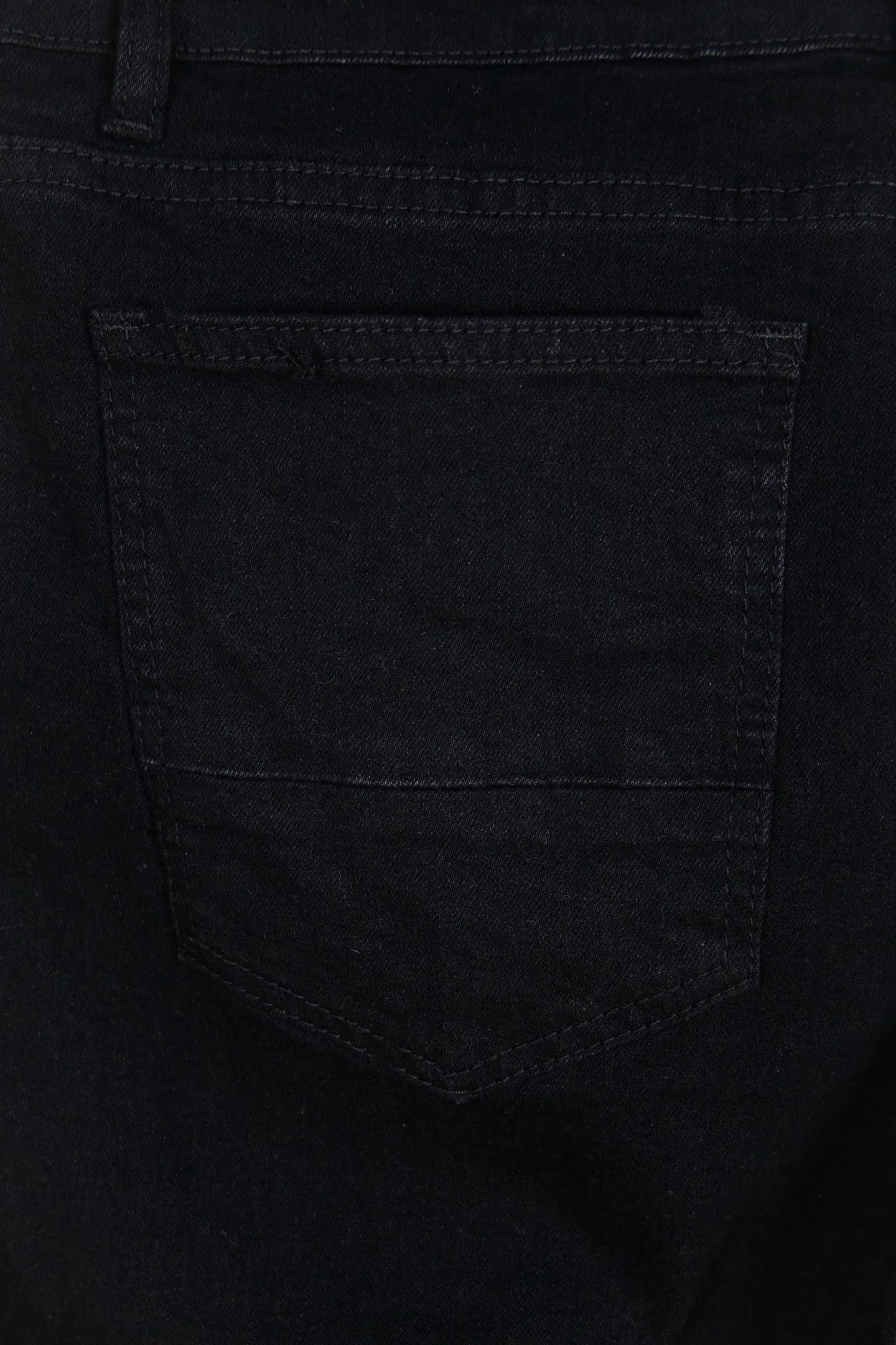 P230 top version AMIRI black ripped high street jeans with diamonds! The transliteration of amiri is Emil, which is the name of the founder. Mike Amiri, the founder of amiri, grew up in Los Angeles, USA. He was influenced by local street culture and Punk Rock since he was a child, so he founded the amiri brand named after himself. A variety of trendy clothing meets the needs of different fashion players. Amiri clothing has novel and unique styles and is a well-known street brand in the United States. The styles and styles of many clothes are loved by many street photographers. The various clothing styles meet the dressing needs of different people, show their unique temperament, and show the trend of dressing. amiri's jeans are relatively famous. Not only do they have many styles, but the quality of their denim jackets is also very good. Many celebrities have also worn the amiri brand's denim series. The fabric is made of 100% cotton denim! High temperature setting, heavy sand washing, never fade, full of fashion! All made to order! -The colorful embroidery on the chest is so tense and the embroidery is neat! Imported machine for work! quality assurance!  -The entire garment is made with fine workmanship. Each seam is pressed using a double-needle machine. This stitching is a test of the workers' skills. If it goes astray, the entire garment will be scrapped. The hardware is custom-made, with exclusive logos, and is a one-to-one replica of the original! Original trademark! The fit is loose and slimming! Color: Black Size: 28 30 32 34 (corresponding to S～XL)