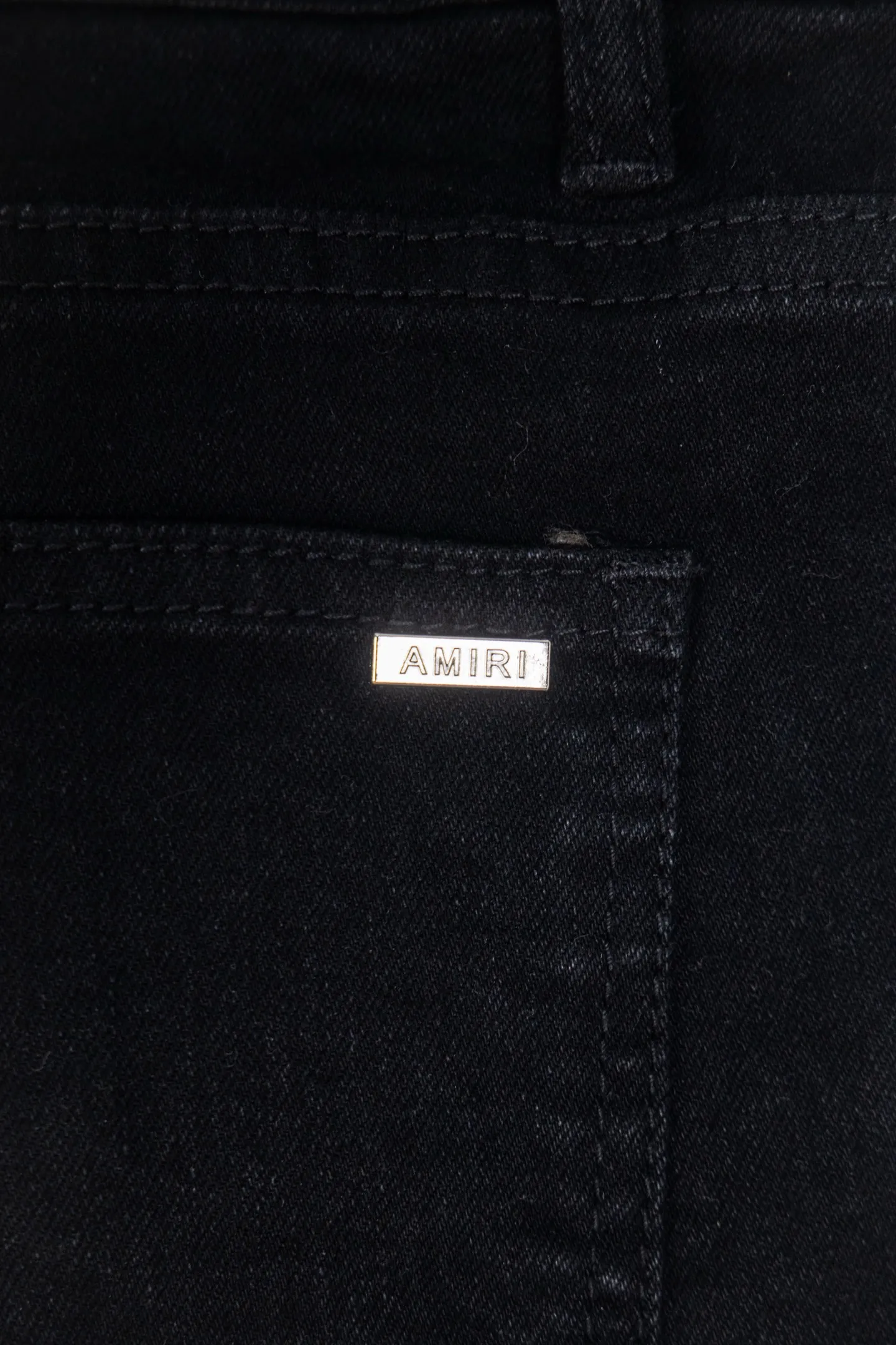 P230 top version AMIRI black ripped high street jeans with diamonds! The transliteration of amiri is Emil, which is the name of the founder. Mike Amiri, the founder of amiri, grew up in Los Angeles, USA. He was influenced by local street culture and Punk Rock since he was a child, so he founded the amiri brand named after himself. A variety of trendy clothing meets the needs of different fashion players. Amiri clothing has novel and unique styles and is a well-known street brand in the United States. The styles and styles of many clothes are loved by many street photographers. The various clothing styles meet the dressing needs of different people, show their unique temperament, and show the trend of dressing. amiri's jeans are relatively famous. Not only do they have many styles, but the quality of their denim jackets is also very good. Many celebrities have also worn the amiri brand's denim series. The fabric is made of 100% cotton denim! High temperature setting, heavy sand washing, never fade, full of fashion! All made to order! -The colorful embroidery on the chest is so tense and the embroidery is neat! Imported machine for work! quality assurance!  -The entire garment is made with fine workmanship. Each seam is pressed using a double-needle machine. This stitching is a test of the workers' skills. If it goes astray, the entire garment will be scrapped. The hardware is custom-made, with exclusive logos, and is a one-to-one replica of the original! Original trademark! The fit is loose and slimming! Color: Black Size: 28 30 32 34 (corresponding to S～XL)