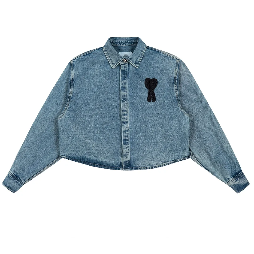 [Ami Amy's new nostalgic blue love short all-match denim jacket shirt for men and women] ✅Ami Amy's popular new nostalgic blue love short denim jacket shirt for men and women ✅Top ceiling quality ZP original development, you can compare with the real thing at will ✅Original synchronization 147-A extra dark blue 7X7 high ounce denim cotton ✅Customized Ami Decoeur embroidery patch of the same color Brand light-plated nickel denim snaps ✅Clear stitching at the splicing area Original tobacco color topstitching Double-layered hidden placket ✅Natural fading after the full-body fermentation-milled horse wash process Loose and short version ✅Denim jacket that can be worn all year round Wear it layered inside or wear alone outside Recommended for male and female couples~ Size: S-XL Color: Denim Blue
