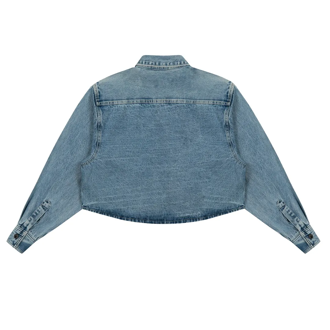 [Ami Amy's new nostalgic blue love short all-match denim jacket shirt for men and women] ✅Ami Amy's popular new nostalgic blue love short denim jacket shirt for men and women ✅Top ceiling quality ZP original development, you can compare with the real thing at will ✅Original synchronization 147-A extra dark blue 7X7 high ounce denim cotton ✅Customized Ami Decoeur embroidery patch of the same color Brand light-plated nickel denim snaps ✅Clear stitching at the splicing area Original tobacco color topstitching Double-layered hidden placket ✅Natural fading after the full-body fermentation-milled horse wash process Loose and short version ✅Denim jacket that can be worn all year round Wear it layered inside or wear alone outside Recommended for male and female couples~ Size: S-XL Color: Denim Blue