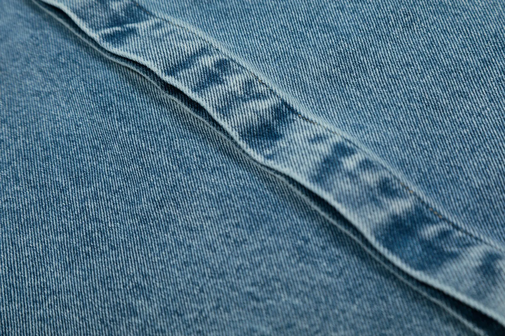 [Ami Amy's new nostalgic blue love short all-match denim jacket shirt for men and women] ✅Ami Amy's popular new nostalgic blue love short denim jacket shirt for men and women ✅Top ceiling quality ZP original development, you can compare with the real thing at will ✅Original synchronization 147-A extra dark blue 7X7 high ounce denim cotton ✅Customized Ami Decoeur embroidery patch of the same color Brand light-plated nickel denim snaps ✅Clear stitching at the splicing area Original tobacco color topstitching Double-layered hidden placket ✅Natural fading after the full-body fermentation-milled horse wash process Loose and short version ✅Denim jacket that can be worn all year round Wear it layered inside or wear alone outside Recommended for male and female couples~ Size: S-XL Color: Denim Blue