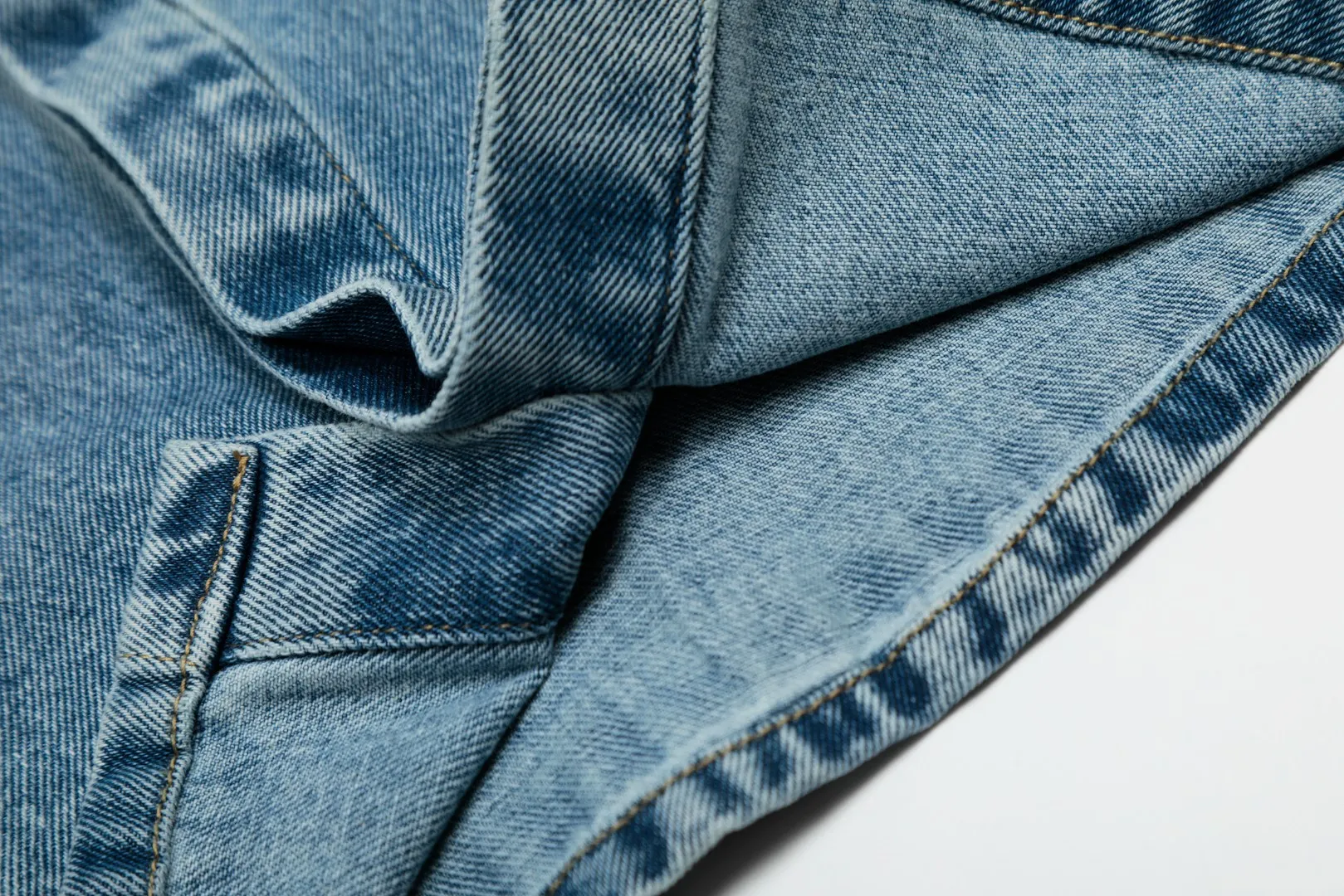 [Ami Amy's new nostalgic blue love short all-match denim jacket shirt for men and women] ✅Ami Amy's popular new nostalgic blue love short denim jacket shirt for men and women ✅Top ceiling quality ZP original development, you can compare with the real thing at will ✅Original synchronization 147-A extra dark blue 7X7 high ounce denim cotton ✅Customized Ami Decoeur embroidery patch of the same color Brand light-plated nickel denim snaps ✅Clear stitching at the splicing area Original tobacco color topstitching Double-layered hidden placket ✅Natural fading after the full-body fermentation-milled horse wash process Loose and short version ✅Denim jacket that can be worn all year round Wear it layered inside or wear alone outside Recommended for male and female couples~ Size: S-XL Color: Denim Blue