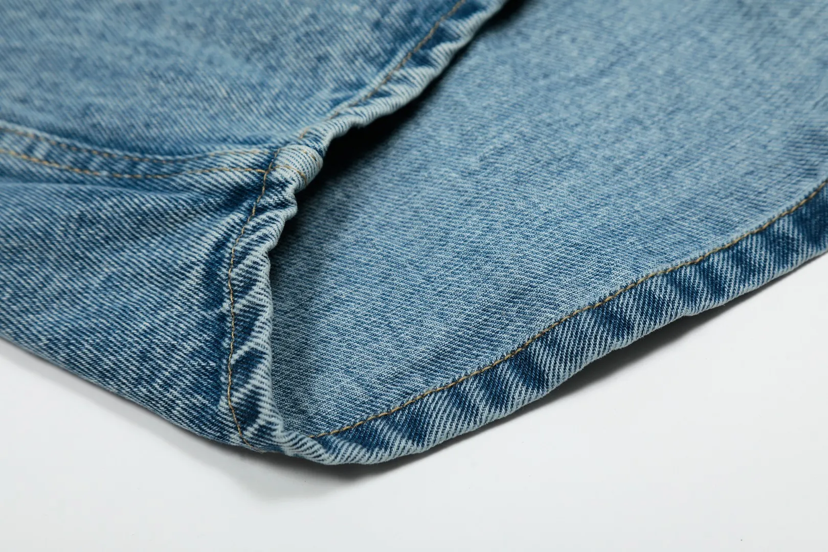 [Ami Amy's new nostalgic blue love short all-match denim jacket shirt for men and women] ✅Ami Amy's popular new nostalgic blue love short denim jacket shirt for men and women ✅Top ceiling quality ZP original development, you can compare with the real thing at will ✅Original synchronization 147-A extra dark blue 7X7 high ounce denim cotton ✅Customized Ami Decoeur embroidery patch of the same color Brand light-plated nickel denim snaps ✅Clear stitching at the splicing area Original tobacco color topstitching Double-layered hidden placket ✅Natural fading after the full-body fermentation-milled horse wash process Loose and short version ✅Denim jacket that can be worn all year round Wear it layered inside or wear alone outside Recommended for male and female couples~ Size: S-XL Color: Denim Blue
