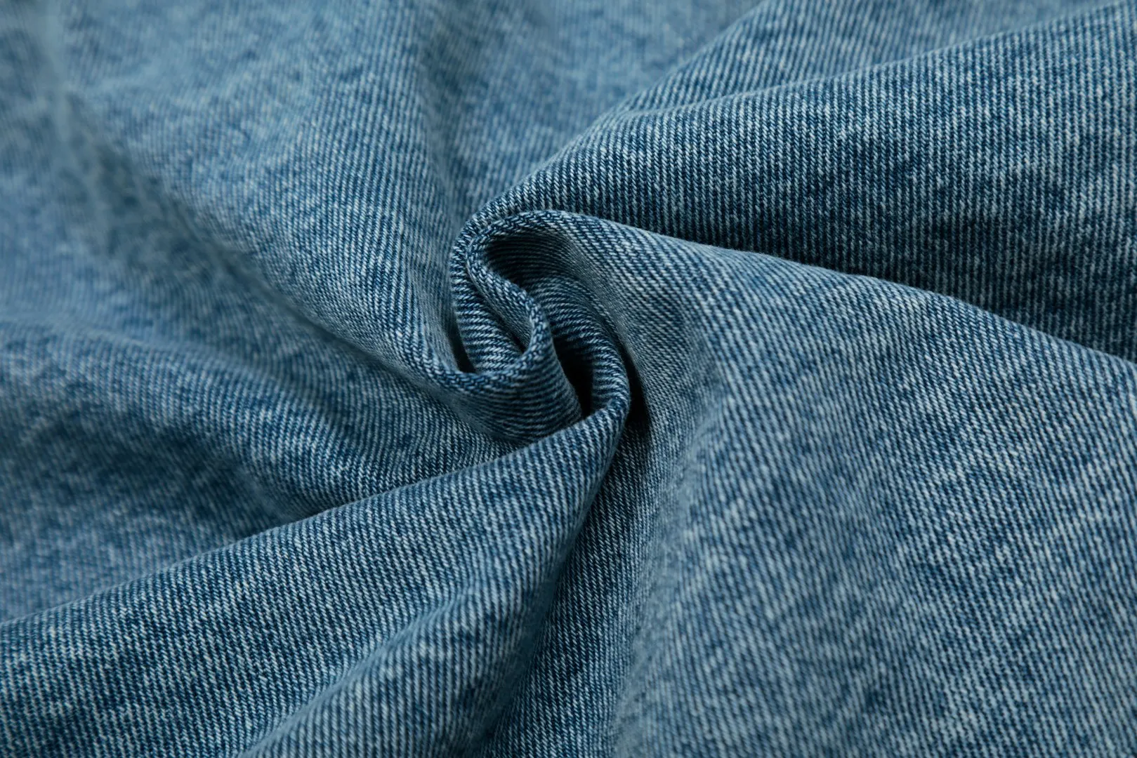 [Ami Amy's new nostalgic blue love short all-match denim jacket shirt for men and women] ✅Ami Amy's popular new nostalgic blue love short denim jacket shirt for men and women ✅Top ceiling quality ZP original development, you can compare with the real thing at will ✅Original synchronization 147-A extra dark blue 7X7 high ounce denim cotton ✅Customized Ami Decoeur embroidery patch of the same color Brand light-plated nickel denim snaps ✅Clear stitching at the splicing area Original tobacco color topstitching Double-layered hidden placket ✅Natural fading after the full-body fermentation-milled horse wash process Loose and short version ✅Denim jacket that can be worn all year round Wear it layered inside or wear alone outside Recommended for male and female couples~ Size: S-XL Color: Denim Blue