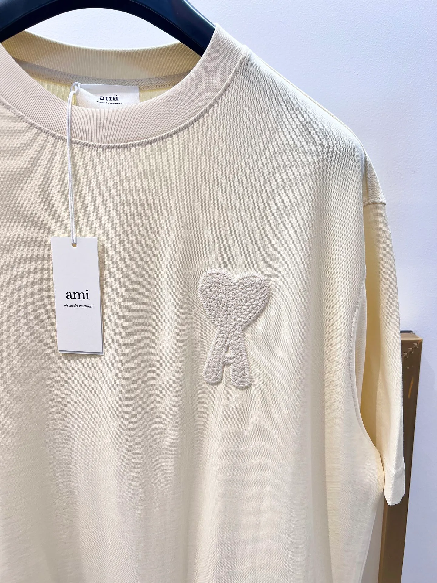 🅿️220 🌈Size: s/m/l/xl black/khaki two colors OS loose version 197353825081 AMI2025FW Love series early spring limited edition Black warrior is really not too good-looking Wool logo love embroidery / same color AMI embroidery on the back heavyweight pure cotton half-sleeved T-shirt Washing method: Wrap the laundry bag on the back and fast machine wash in cold water! ! Do not soak/wash in warm water! !