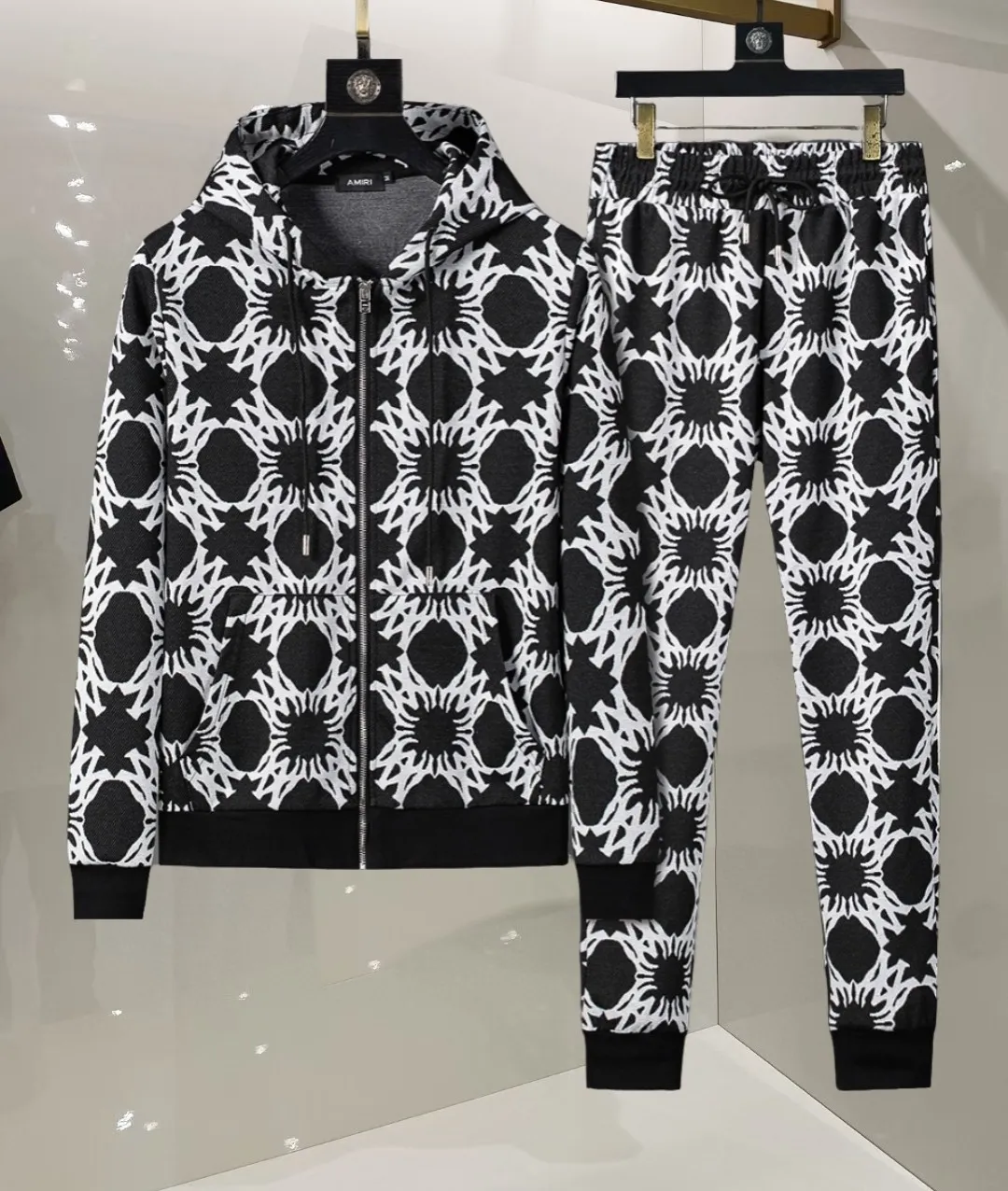 P540 🌸🌸🌸🌸Amiri 2025 autumn and winter new set, high quality, top version trading company channel order, exclusive overseas boutique sale, classic is eternal, it is definitely worth buying! This type of suit is also a must-have. You don’t have to think about how to match it, you can just get it in one set! Customized fabric, smooth to the touch, yet stiff and stylish, giving the upper body a full texture! The overall design is simple and elegant without losing style. It has a strong sense of upper body and is definitely at the forefront of fashion. It is very comfortable to wear. There is no need to say much about the style and cut of the pants. The upper body is exquisite and vivid. It is a truly top-notch casual suit that can be used in various occasions whether it is sports or leisure time! ! !   Three complete standards Color: Picture color Size: M, L, xL, xxL, xxxL
