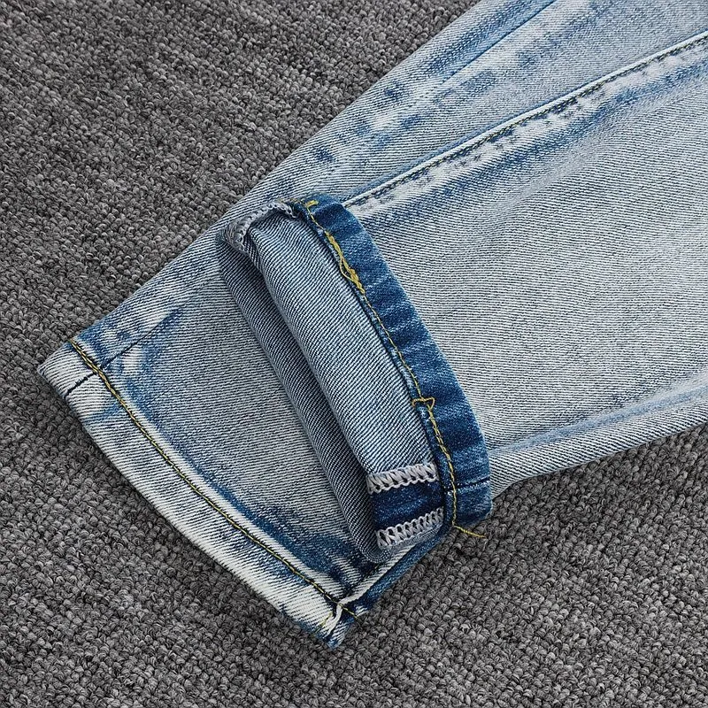 P270 💰 (Top Version) AMIRI Double Buff High Street Jeans Slim Fit Stretch Washed Knife Cut Hole Pants Men's Fashion AMIRI amiri is transliterated as Emil, which is the name of the founder. Mike Amiri, the founder of amiri, grew up in Los Angeles, USA. He was influenced by local street culture and Punk Rock since childhood, so he founded the amiri brand named after himself. A variety of trendy clothing meets the needs of different fashion players. Amiri clothing has novel and unique styles and is a well-known street brand in the United States. The styles and styles of many clothes are loved by many street photographers. The various clothing styles meet the dressing needs of different people, show their unique temperament, and show the trend of dressing. amiri's jeans are relatively famous. Not only do they have many styles, but the quality of the jeans is also very good. Many celebrities have also worn amiri brand jeans. Color: Picture color Size: 28, 30, 32, 34, 36 28 30 32 34 36 Waist 71 76 81 86 91 Qianlang 26.5 27.5 28.5 29.5 30.5 Hou Lang 37 38 39 40 41 Foot 14 14.8 15.6 16.4 17.2 Foreign Minister 100 102 104 106 107