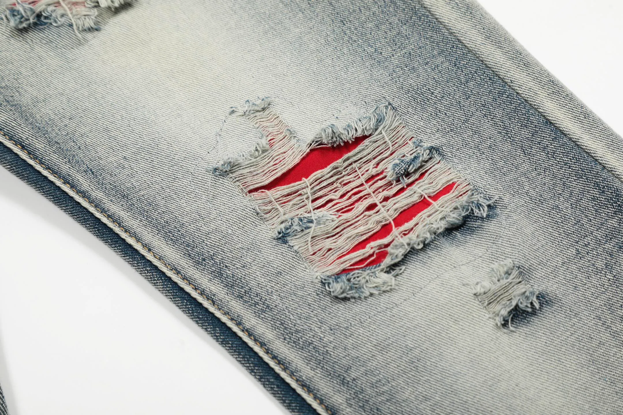 #M31 P168💰 Amiri classic embroidered patched leather ripped letter skinny jeans. Slim skinny jeans. Produced by a major washed factory. Full of high-end feel. Knee part destroyed design with patchwork design. Already used as facade design. Leather waist nameplate. The focus of this style is not on the washing, but on the destroyed shape and version. The secret lies in the craftsmanship of the master. The cost of post-processing, grinding, cutting, etc. is far beyond the cost of assembly line products. Color: Picture color Size: 30-32-34-36