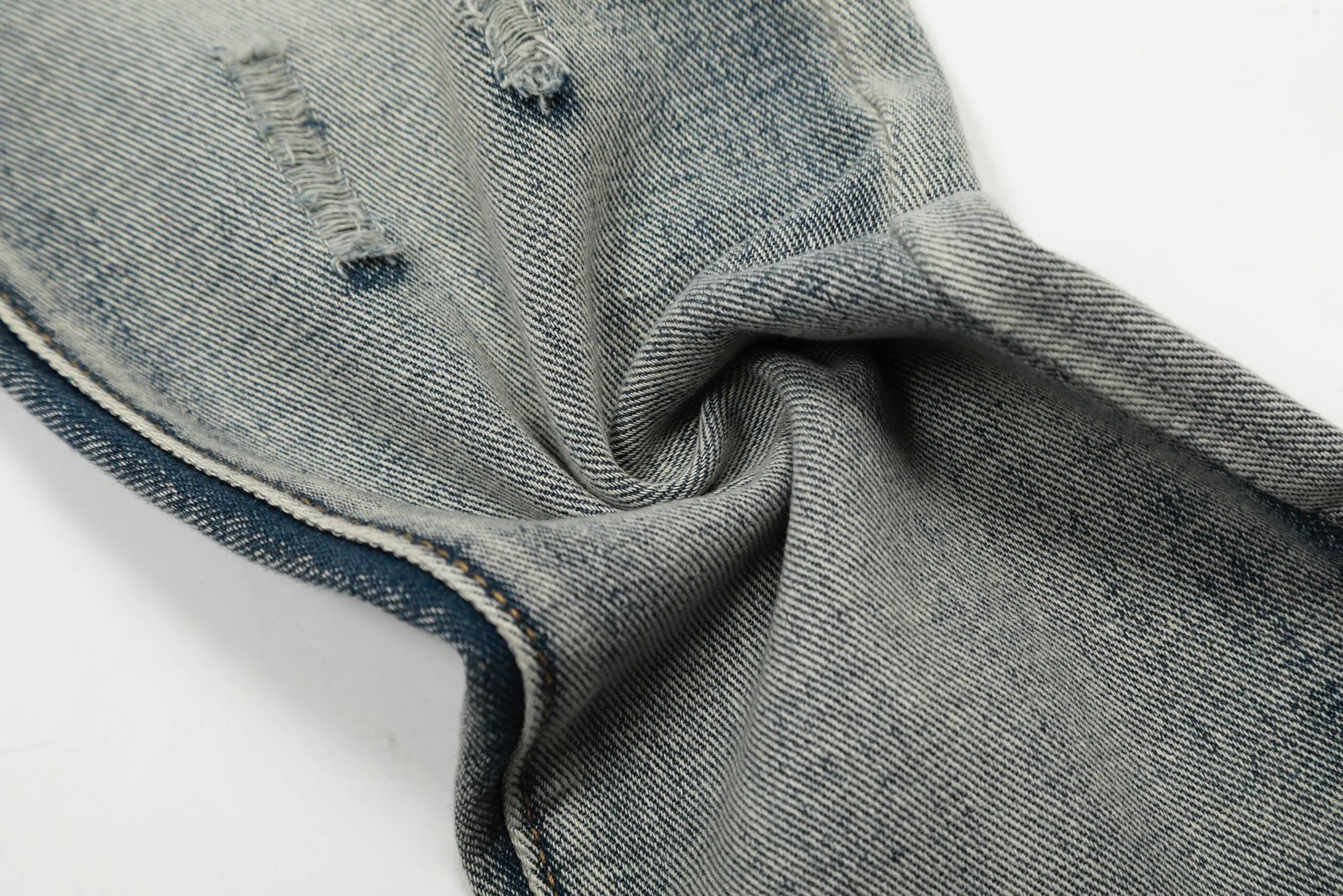 #M31 P168💰 Amiri classic embroidered patched leather ripped letter skinny jeans. Slim skinny jeans. Produced by a major washed factory. Full of high-end feel. Knee part destroyed design with patchwork design. Already used as facade design. Leather waist nameplate. The focus of this style is not on the washing, but on the destroyed shape and version. The secret lies in the craftsmanship of the master. The cost of post-processing, grinding, cutting, etc. is far beyond the cost of assembly line products. Color: Picture color Size: 30-32-34-36