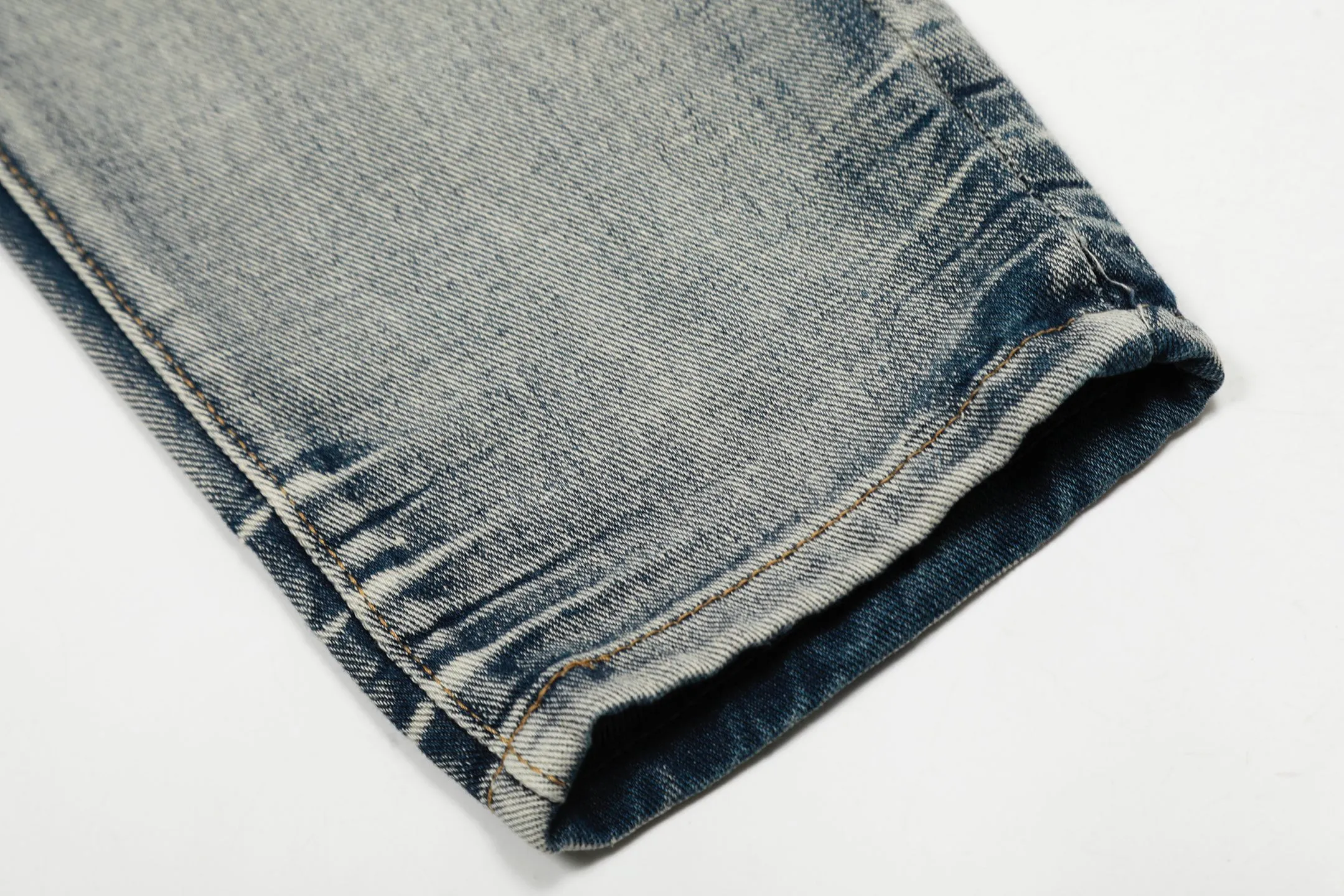 #M31 P168💰 Amiri classic embroidered patched leather ripped letter skinny jeans. Slim skinny jeans. Produced by a major washed factory. Full of high-end feel. Knee part destroyed design with patchwork design. Already used as facade design. Leather waist nameplate. The focus of this style is not on the washing, but on the destroyed shape and version. The secret lies in the craftsmanship of the master. The cost of post-processing, grinding, cutting, etc. is far beyond the cost of assembly line products. Color: Picture color Size: 30-32-34-36