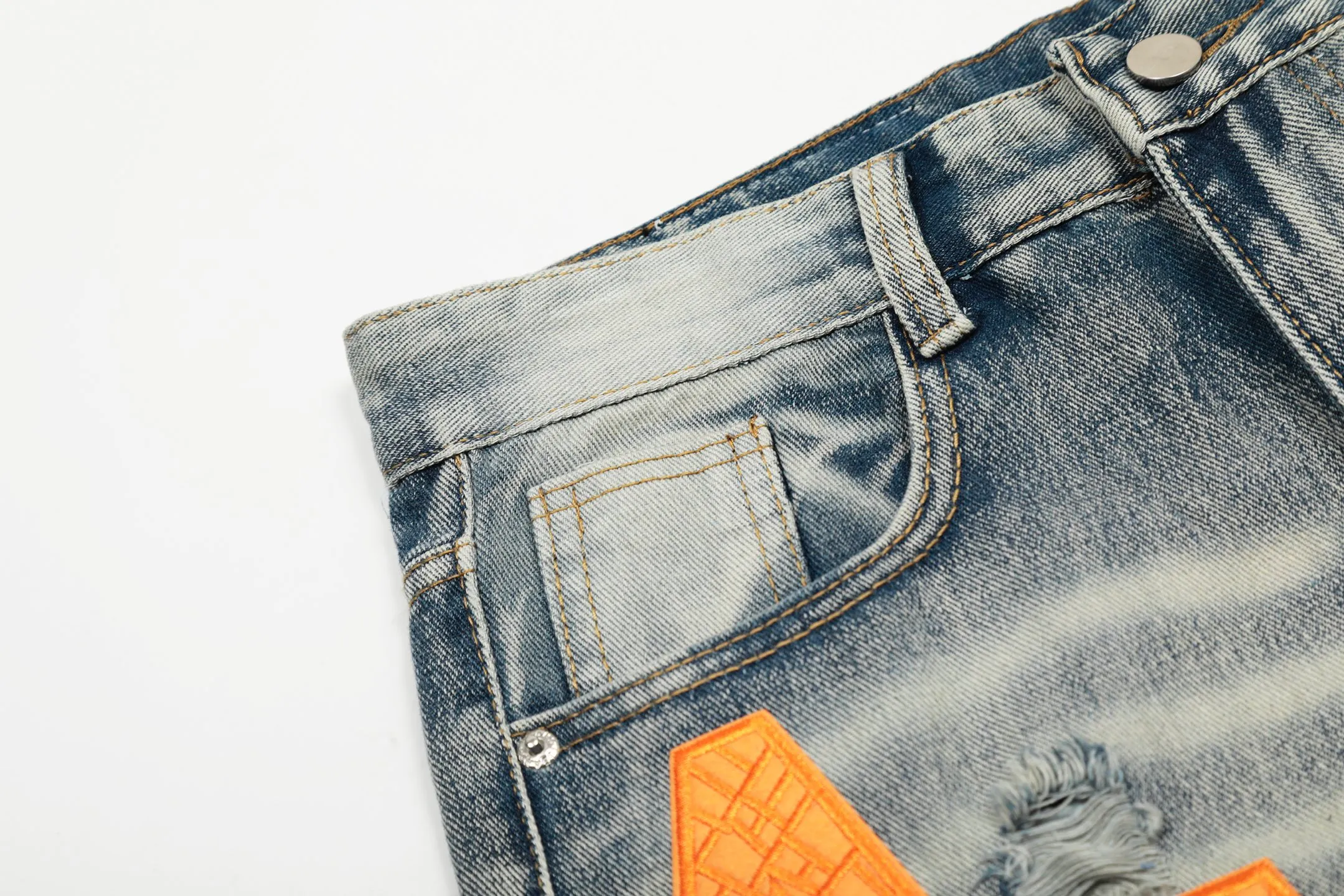 #M31 P168💰 Amiri classic embroidered patched leather ripped letter skinny jeans. Slim skinny jeans. Produced by a major washed factory. Full of high-end feel. Knee part destroyed design with patchwork design. Already used as facade design. Leather waist nameplate. The focus of this style is not on the washing, but on the destroyed shape and version. The secret lies in the craftsmanship of the master. The cost of post-processing, grinding, cutting, etc. is far beyond the cost of assembly line products. Color: Picture color Size: 30-32-34-36