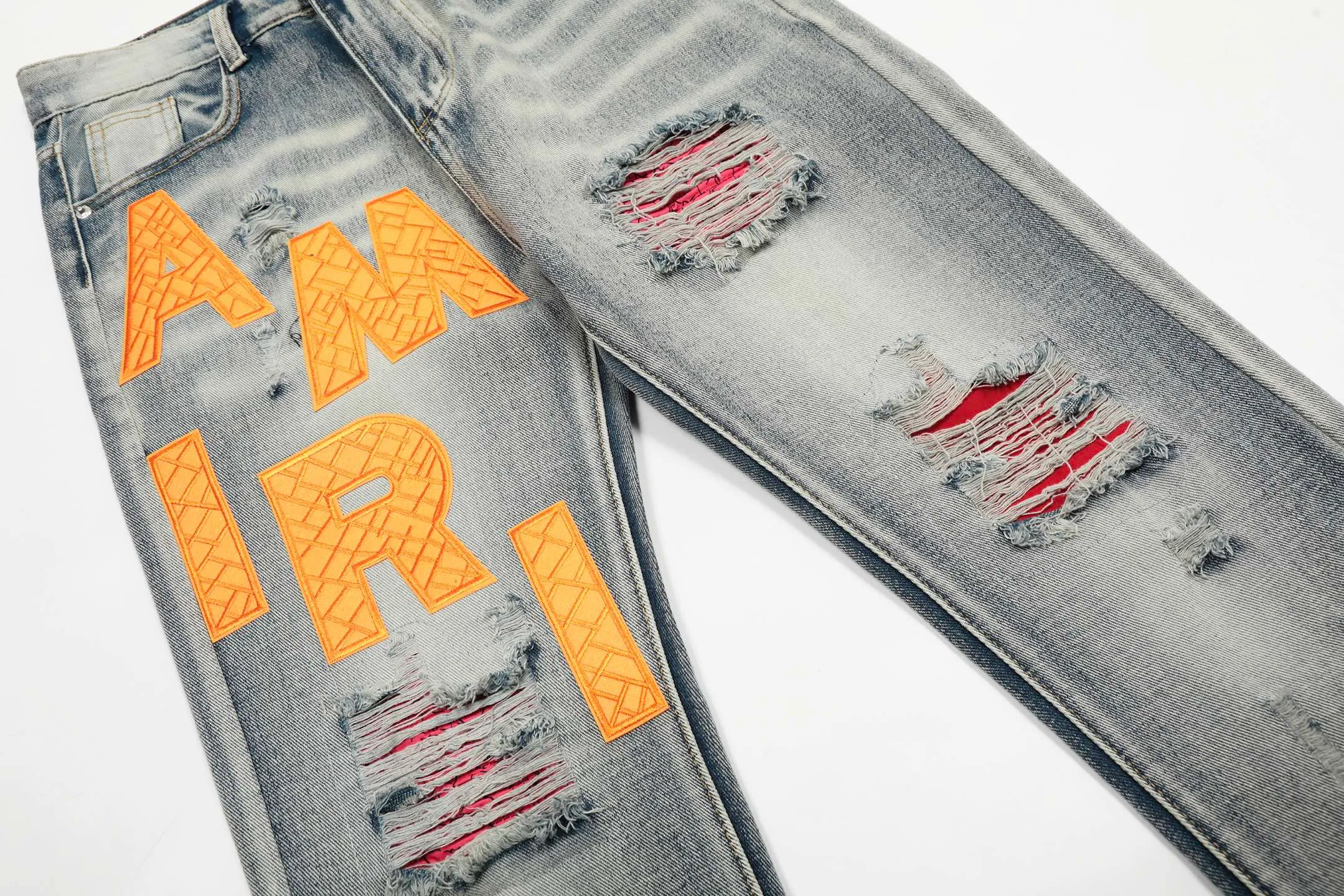 #M31 P168💰 Amiri classic embroidered patched leather ripped letter skinny jeans. Slim skinny jeans. Produced by a major washed factory. Full of high-end feel. Knee part destroyed design with patchwork design. Already used as facade design. Leather waist nameplate. The focus of this style is not on the washing, but on the destroyed shape and version. The secret lies in the craftsmanship of the master. The cost of post-processing, grinding, cutting, etc. is far beyond the cost of assembly line products. Color: Picture color Size: 30-32-34-36
