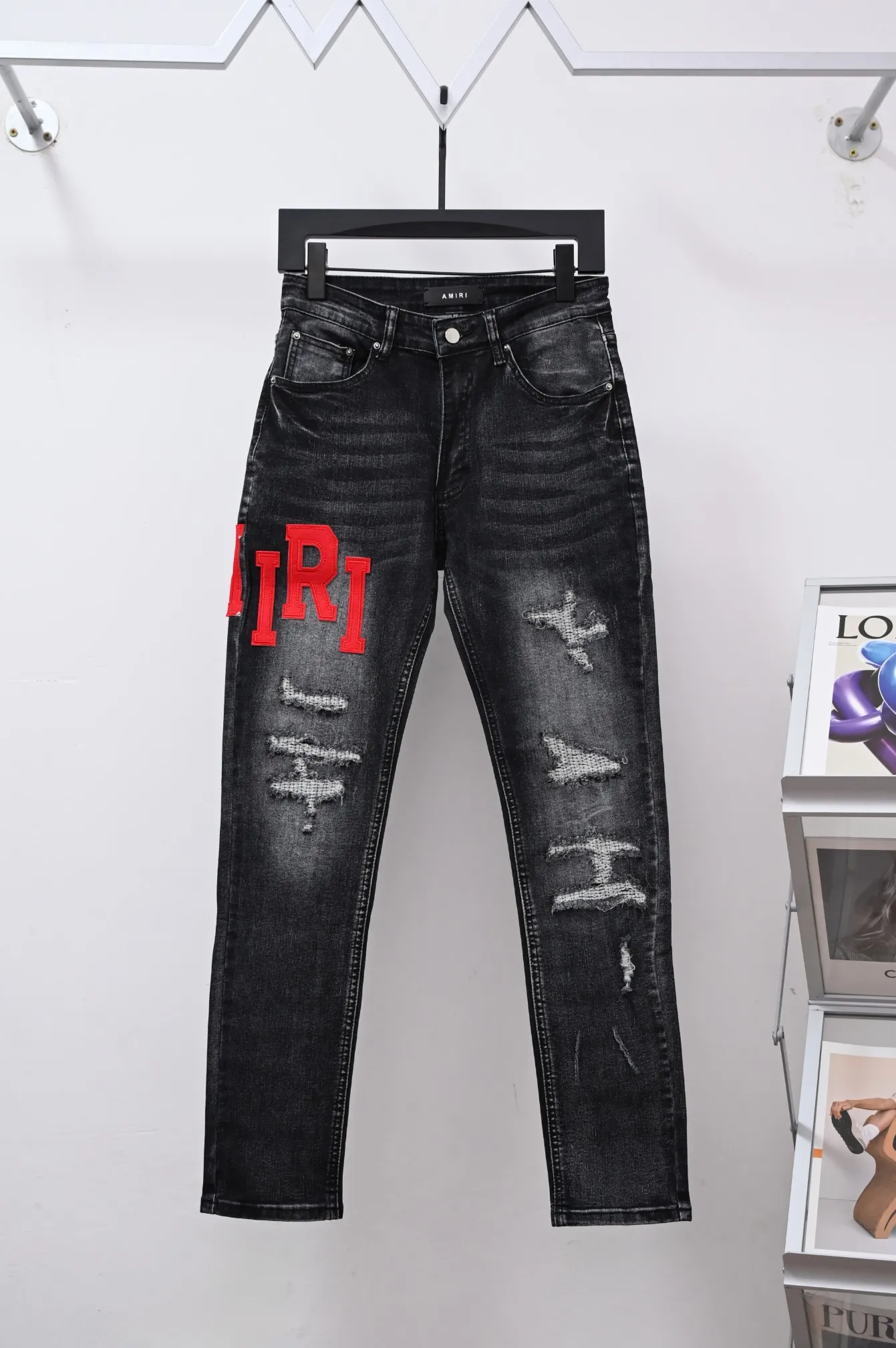 P250 Style number: (A017) Amiri 2025 new frayed red leather embroidered letters couple style washed stretch jeans 🔥High version🔥High version🔥 Top ceiling quality Styles with different washed textures are very friendly to people with thin legs and thick legs. The straight and loose version is very flattering. Moderate length that never goes out of style, easy to match with casually, basic styling for various styles, a must-have in the wardrobe! The fabric is stiff but also makes the upper body soft without losing texture. The washing process is even more perfect. It is a must-have item for everyone! ! ! Washed wheat, tag, pants label, three complete labels Color: washed black Size: 28, 30, 32, 34 (four sizes)
