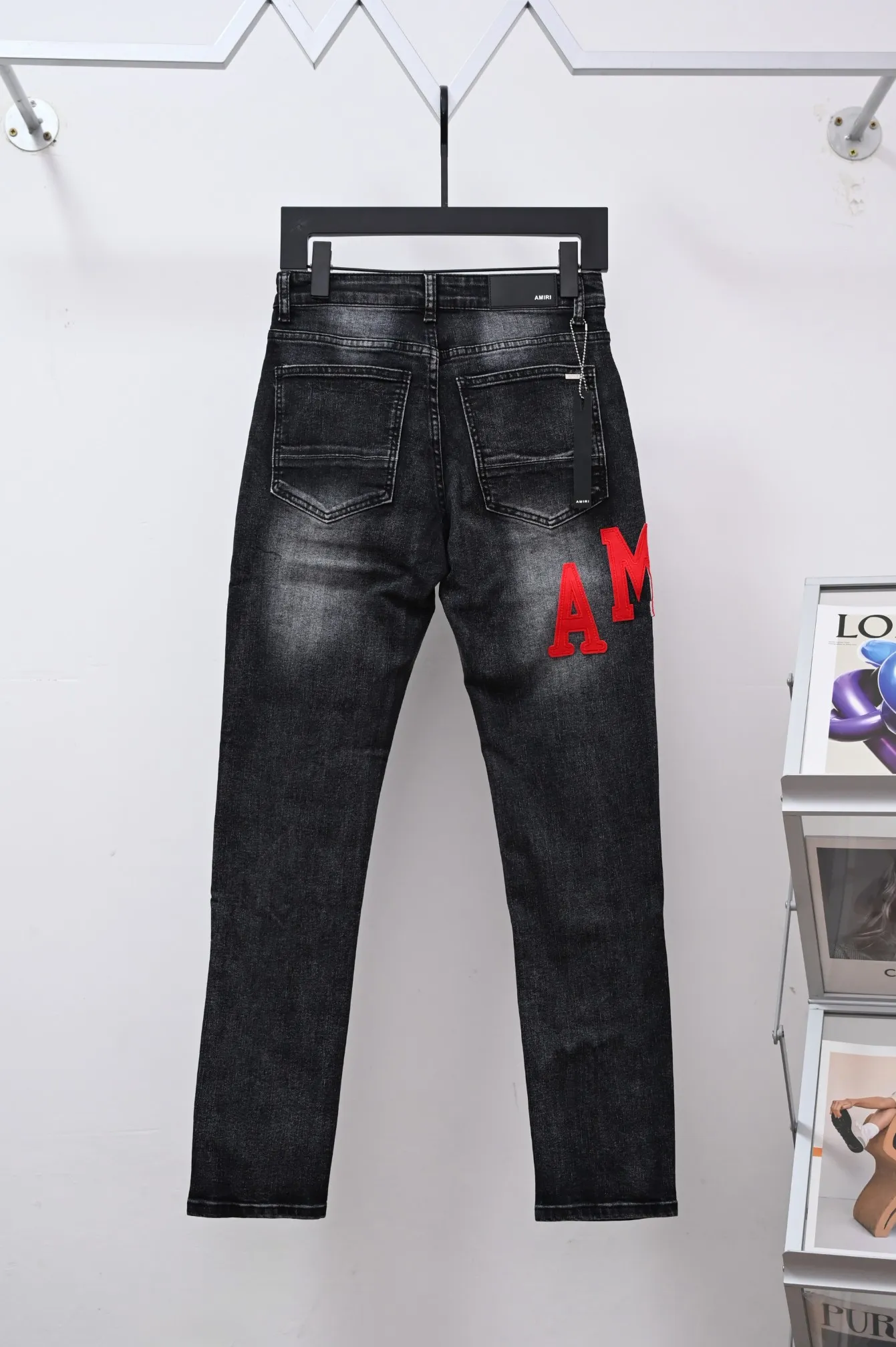 P250 Style number: (A017) Amiri 2025 new frayed red leather embroidered letters couple style washed stretch jeans 🔥High version🔥High version🔥 Top ceiling quality Styles with different washed textures are very friendly to people with thin legs and thick legs. The straight and loose version is very flattering. Moderate length that never goes out of style, easy to match with casually, basic styling for various styles, a must-have in the wardrobe! The fabric is stiff but also makes the upper body soft without losing texture. The washing process is even more perfect. It is a must-have item for everyone! ! ! Washed wheat, tag, pants label, three complete labels Color: washed black Size: 28, 30, 32, 34 (four sizes)